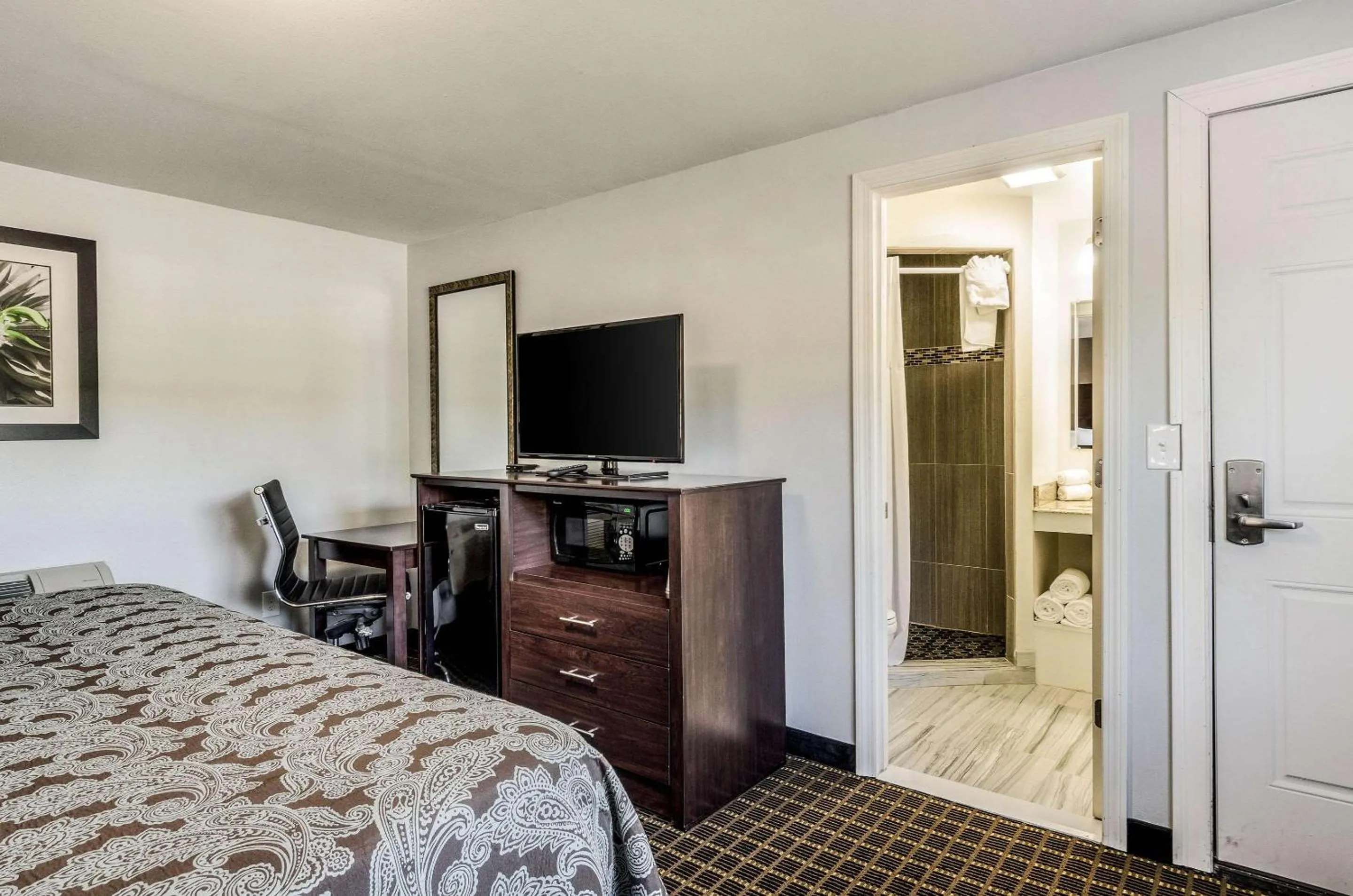 Photo of the whole room, Bed in Rodeway Inn Middleboro-Plymouth