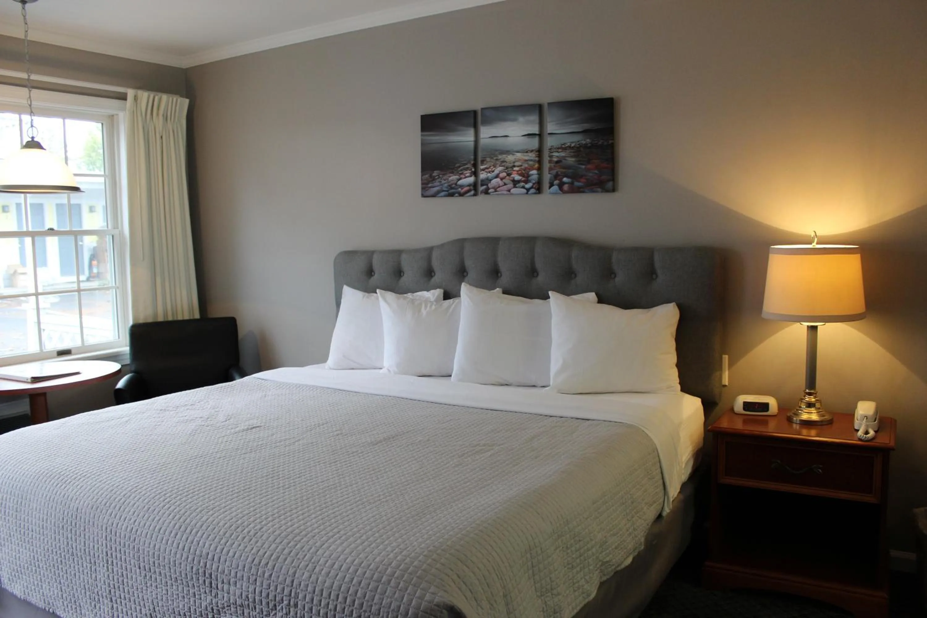 Photo of the whole room, Bed in Admiral Motel