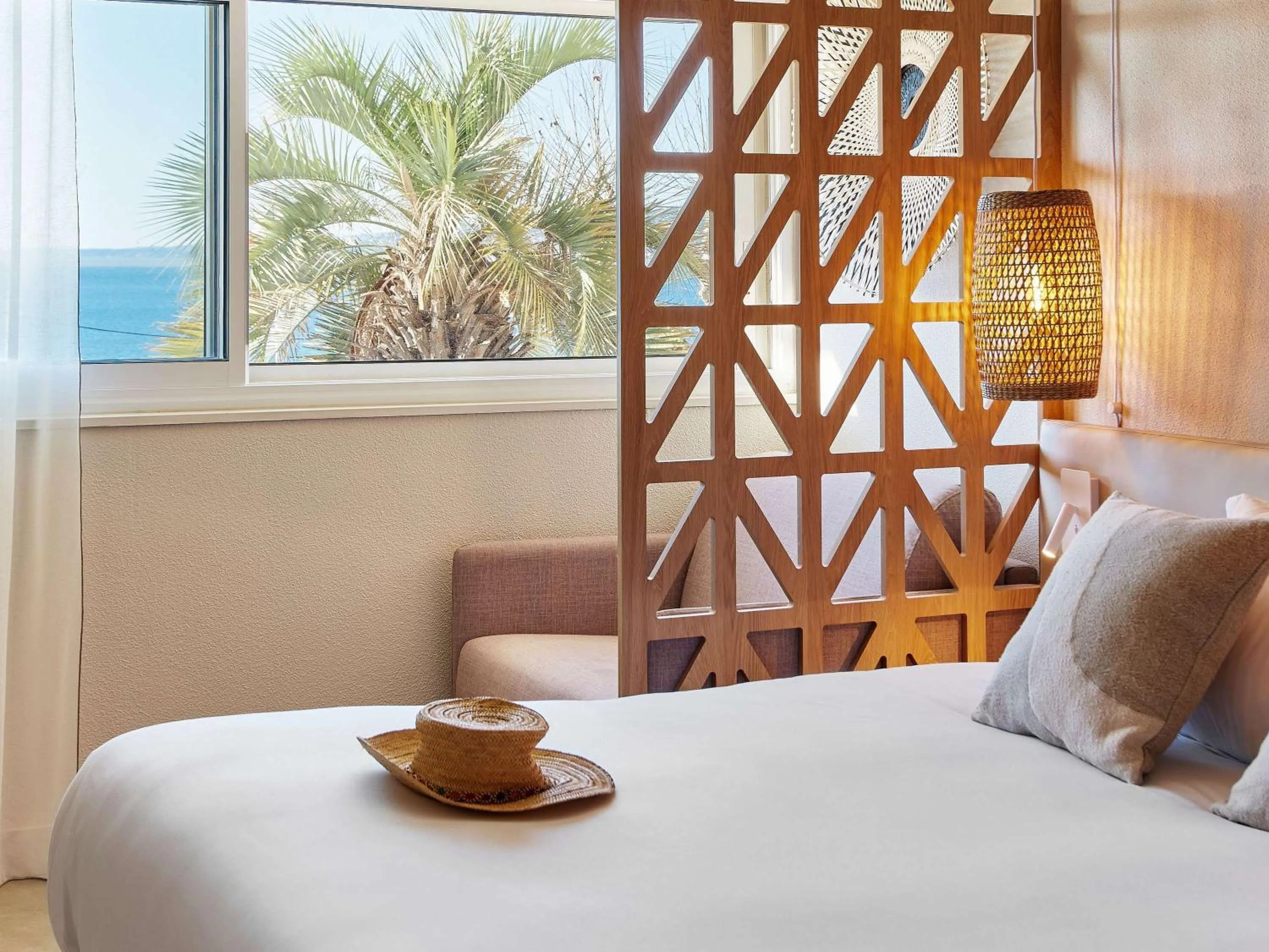 Bedroom, Bed in Hotel Continental Saint Raphael