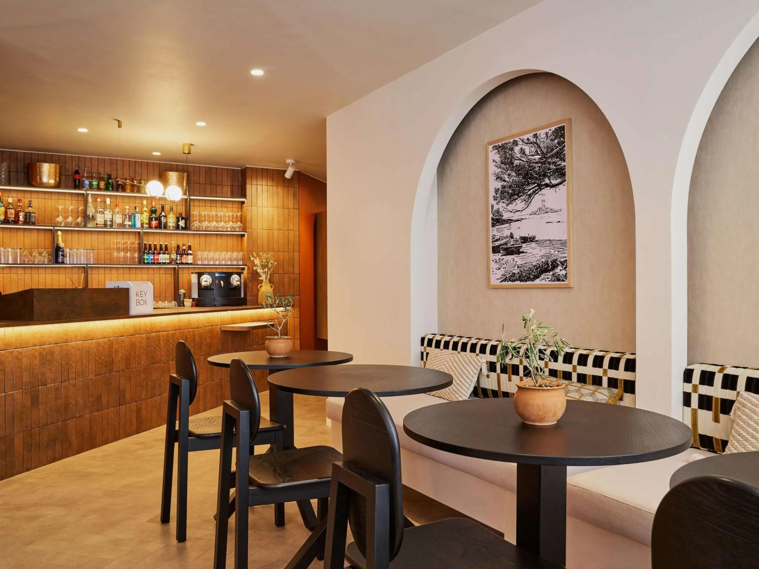 Property building in Hotel Continental Saint Raphael