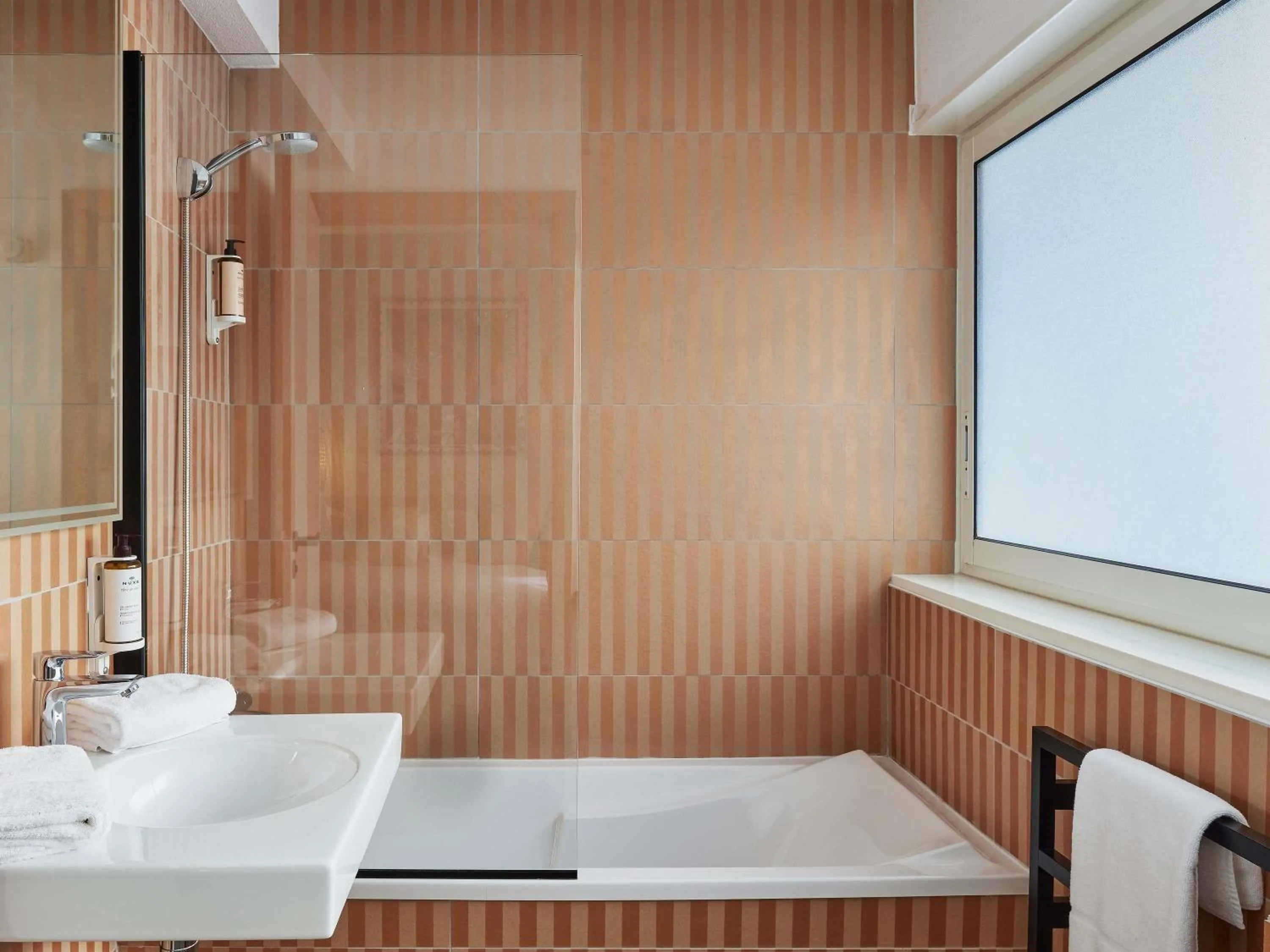 Bedroom in Mercure Saint Raphael Centre Plage