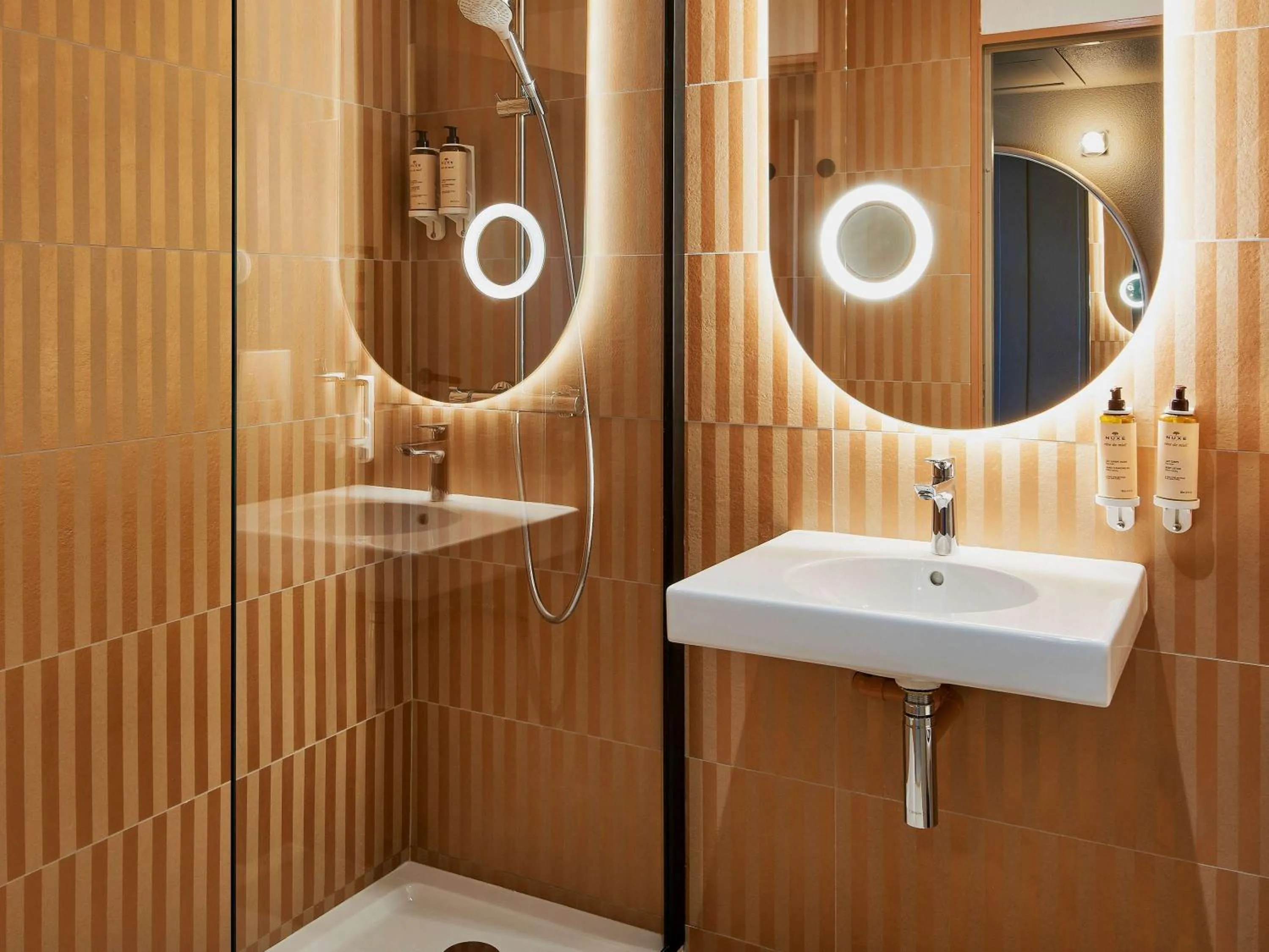 Bathroom in Hotel Continental Saint Raphael