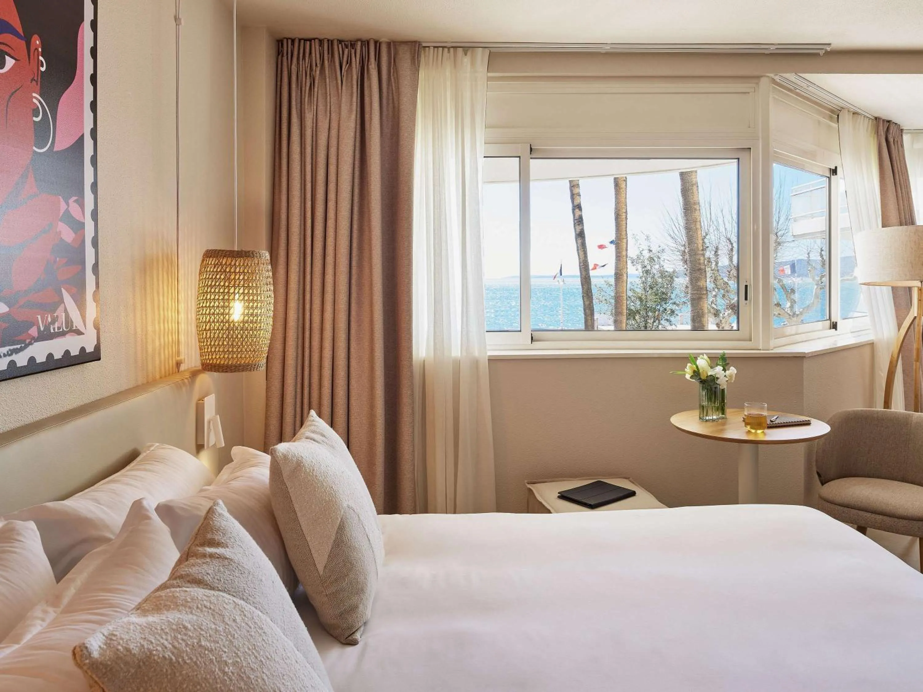 Bedroom, Bed in Hotel Continental Saint Raphael