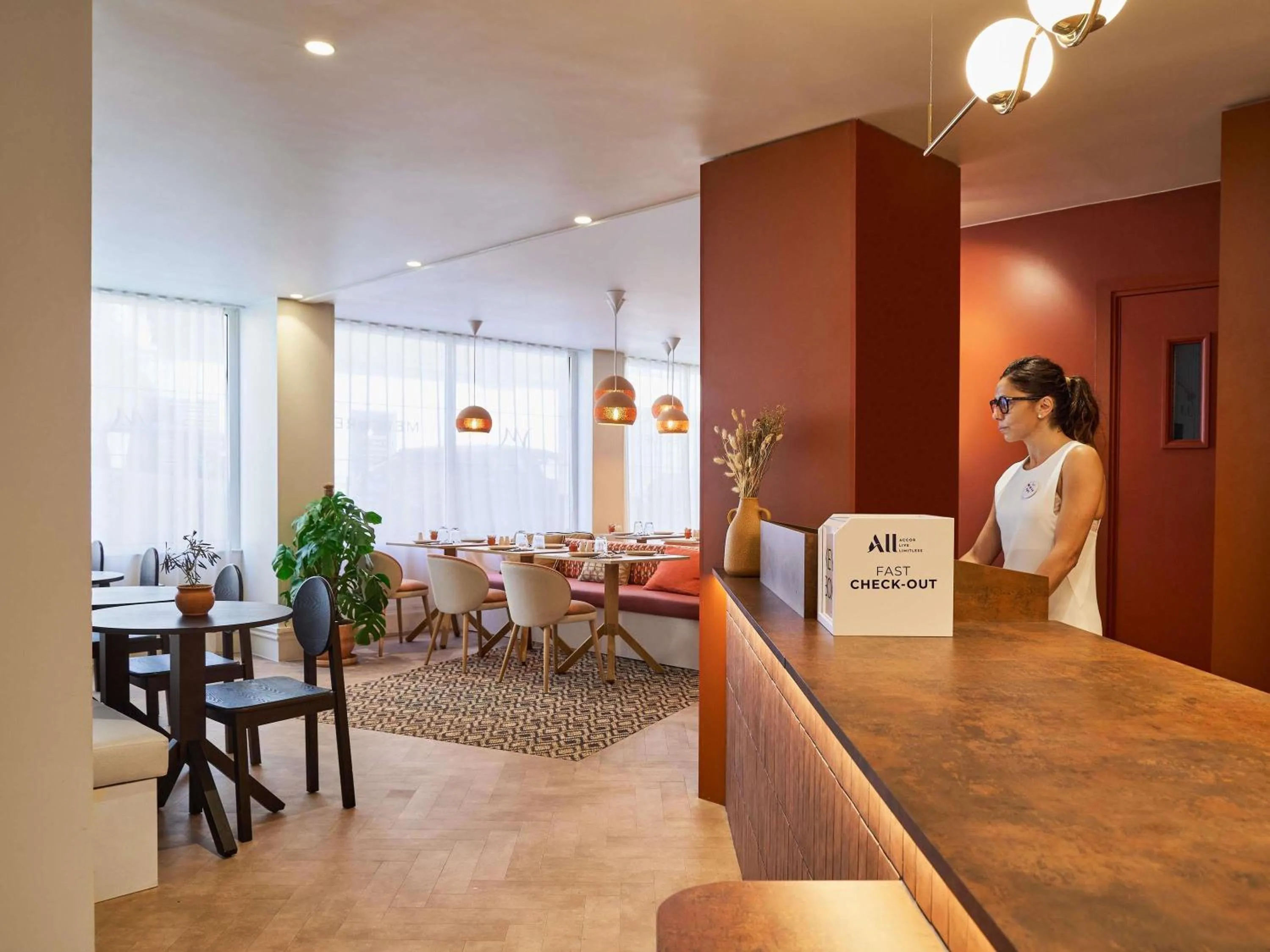 Lounge or bar in Mercure Saint Raphael Centre Plage