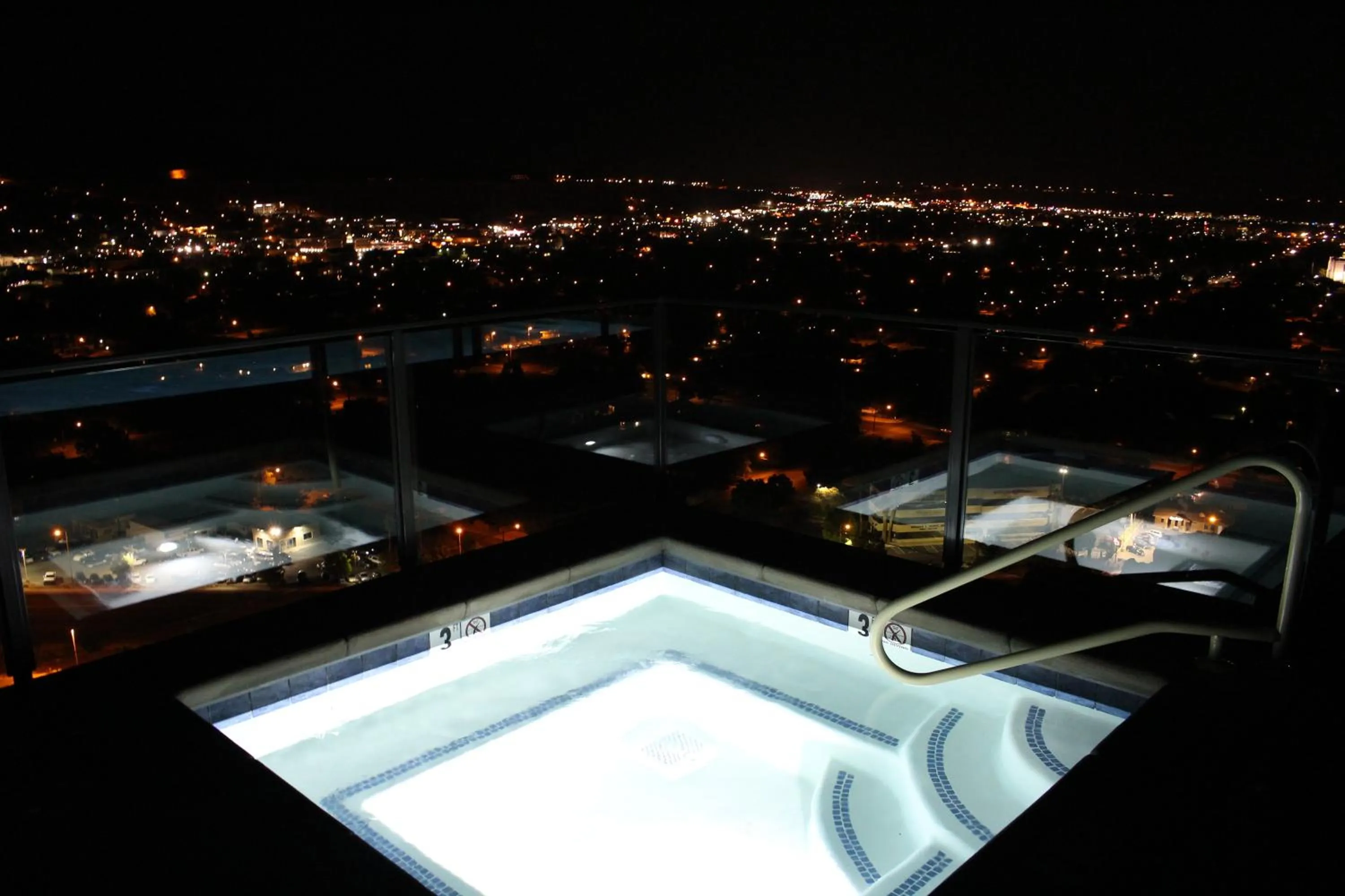 Swimming pool in Inn On The Cliff