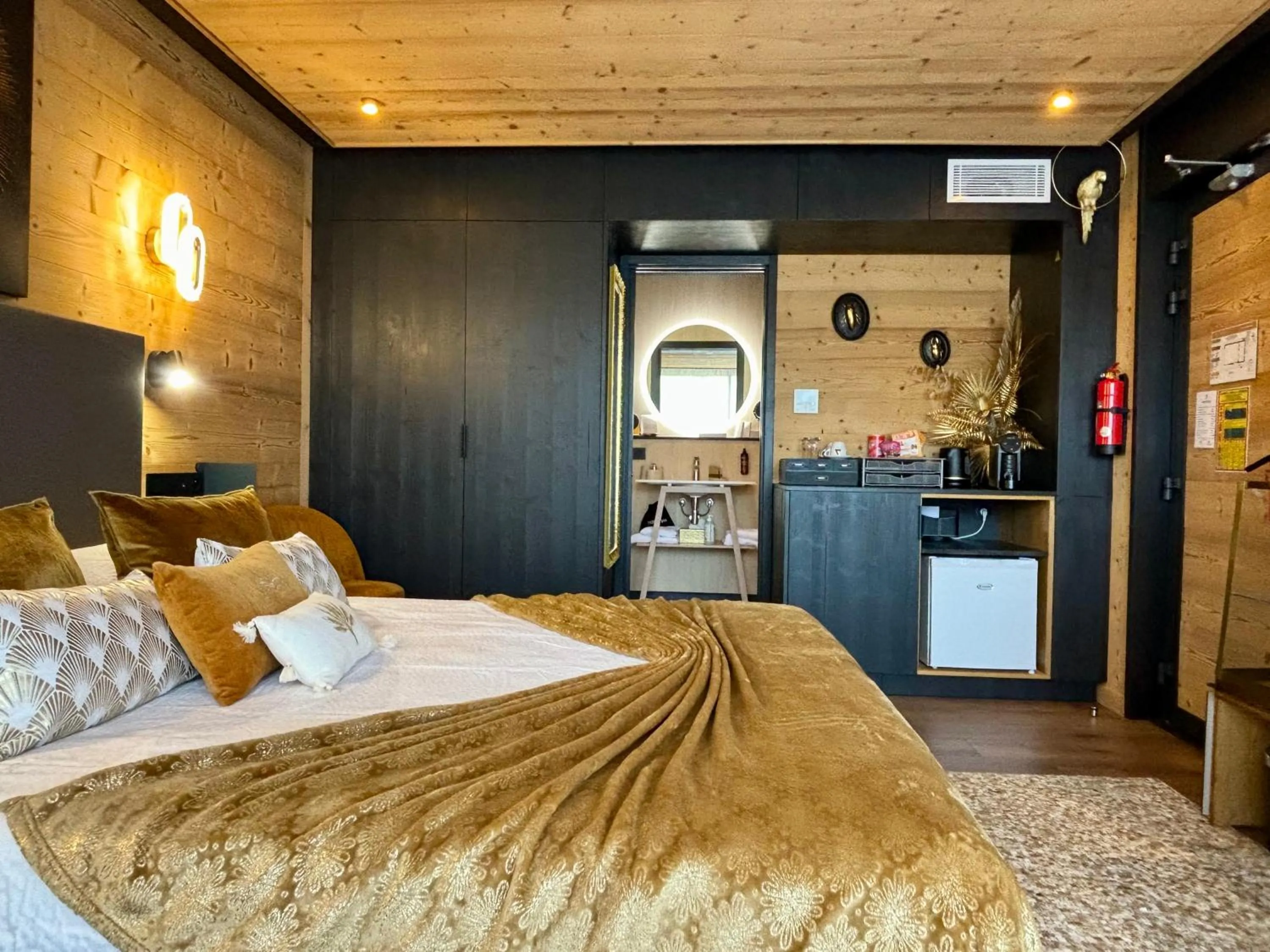 Photo of the whole room in Le Confidentiel Hôtel & SPA