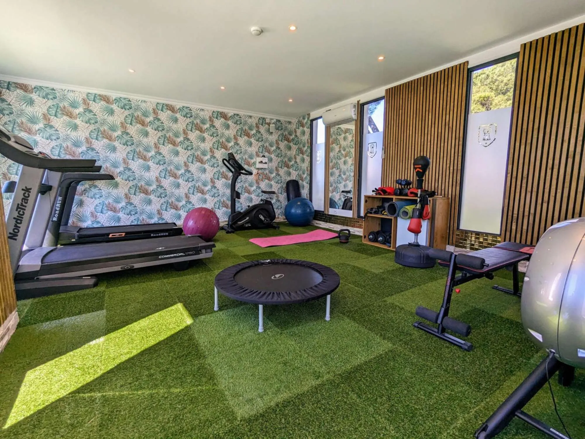 Fitness centre/facilities in Le Confidentiel Hôtel & SPA