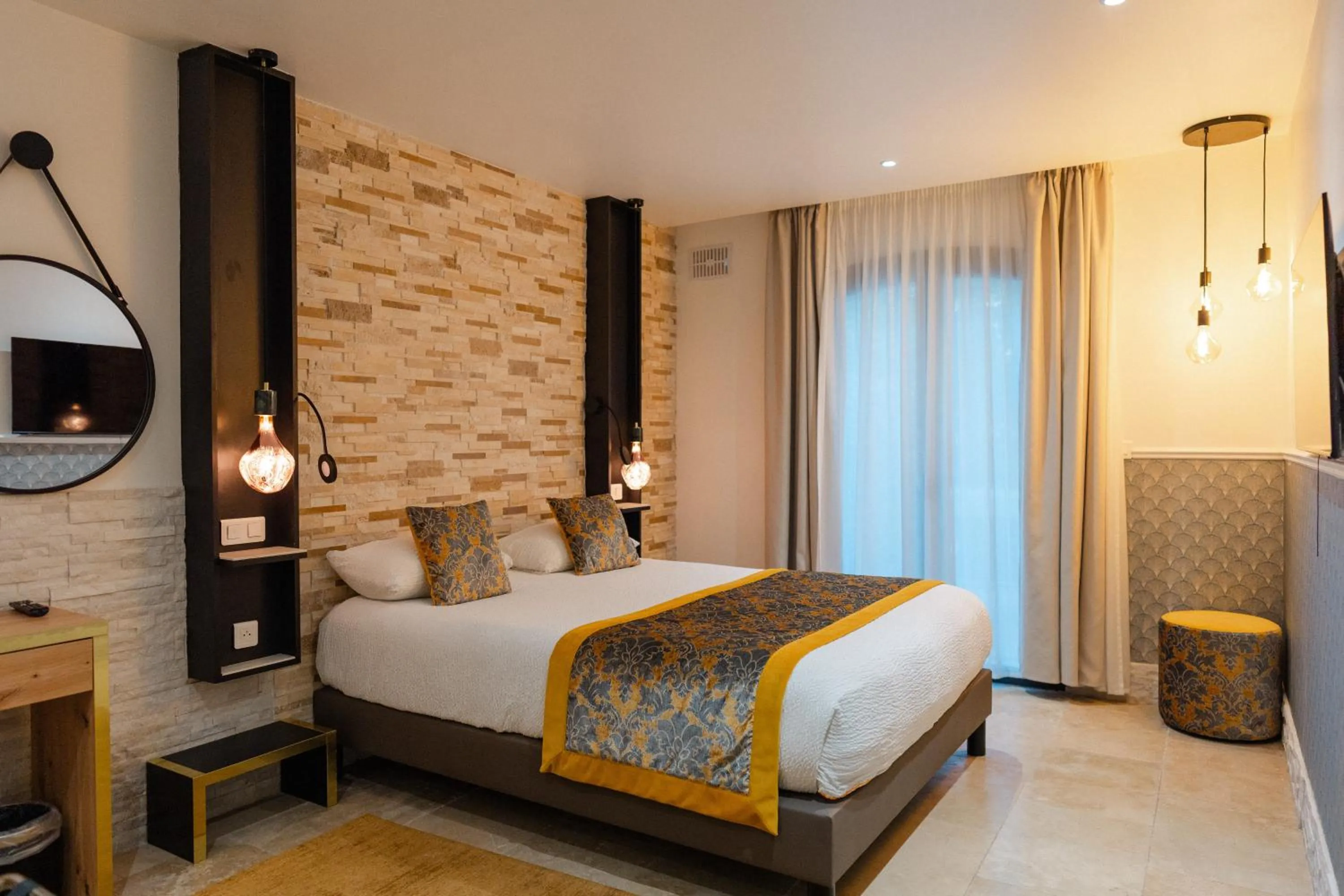 Bed in Le Confidentiel Hôtel & SPA