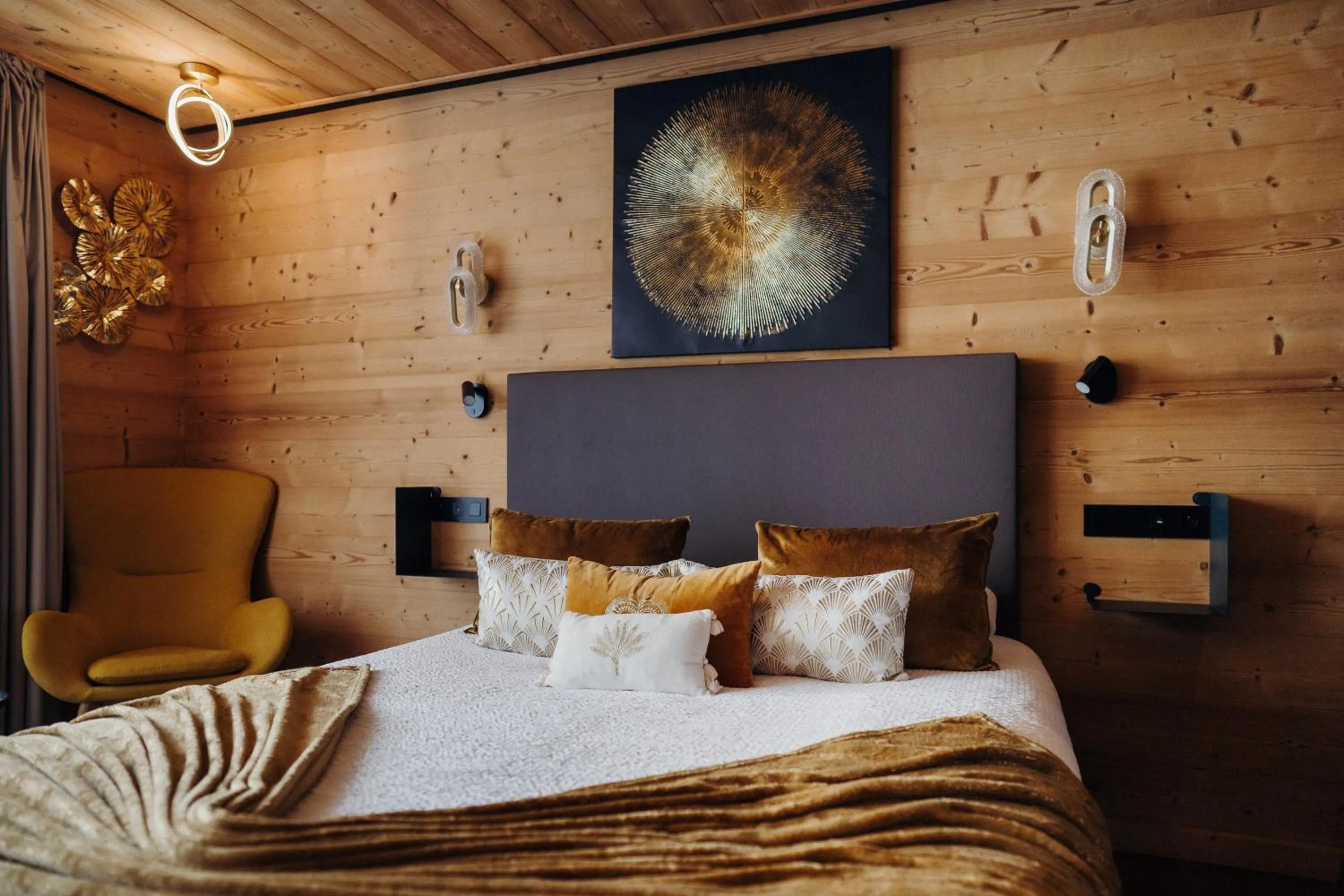 Bed in Le Confidentiel Hôtel & SPA