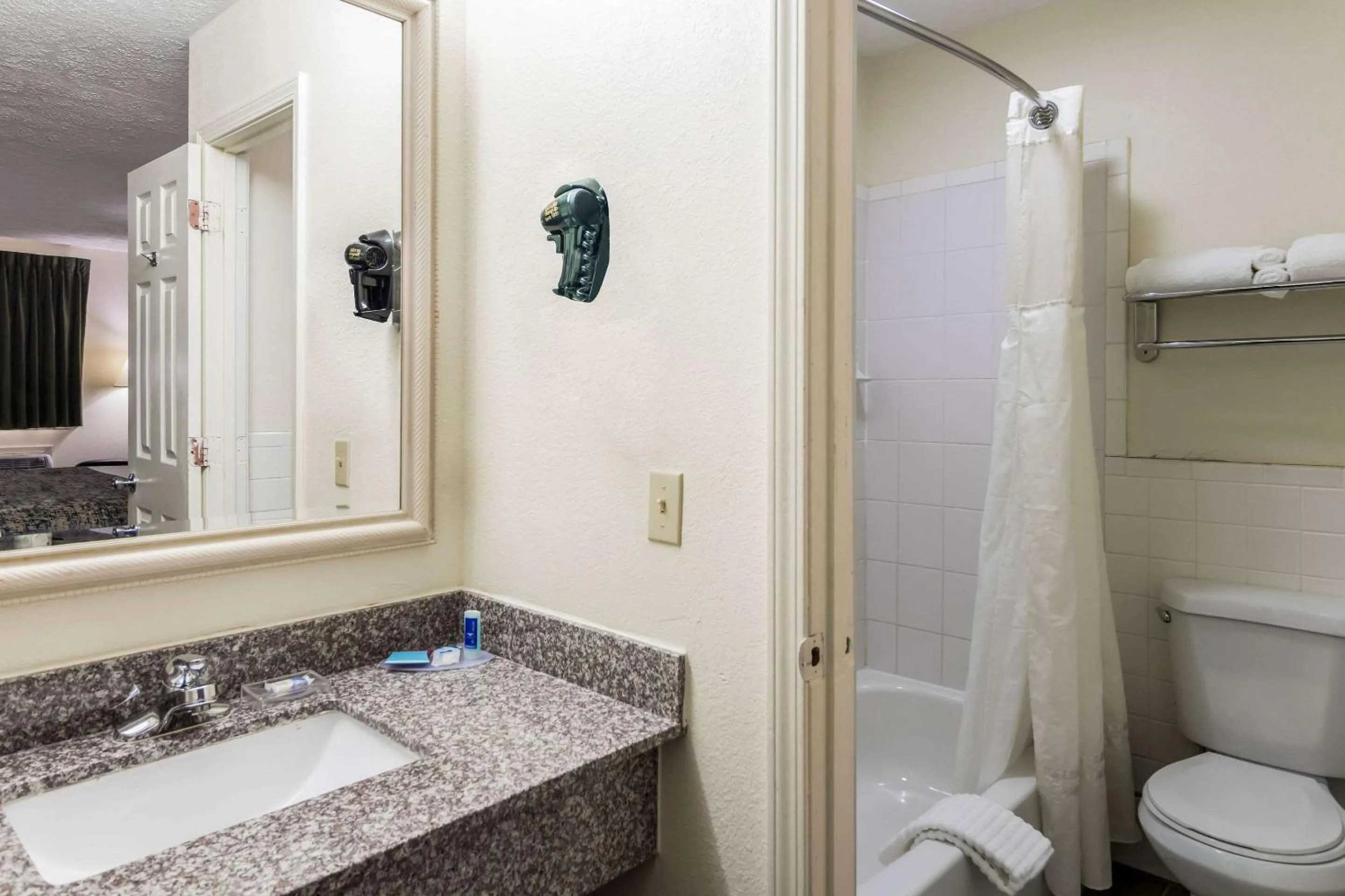 Bathroom in Rodeway Inn Cadiz