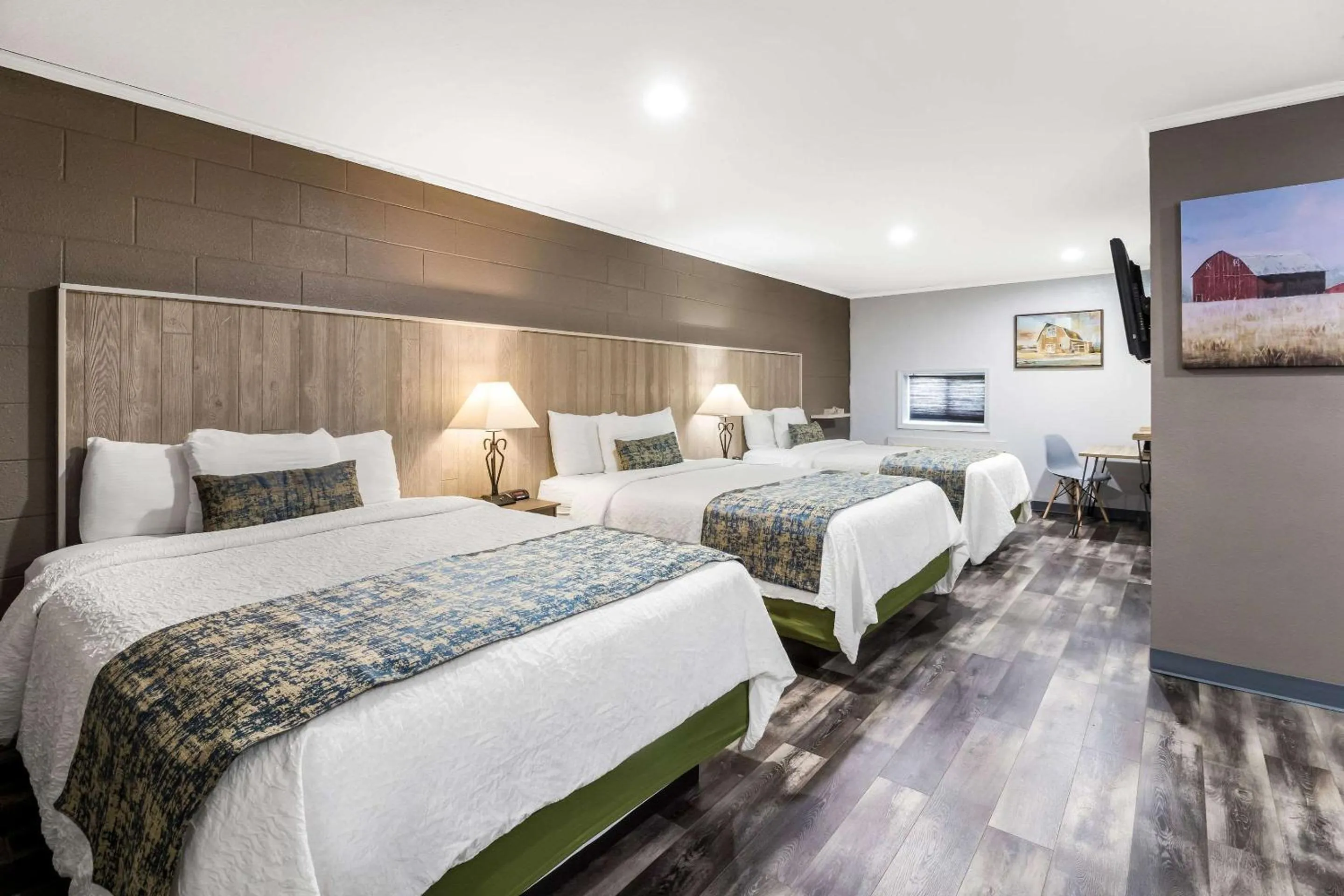 Photo of the whole room, Bed in Rodeway Inn Cadiz