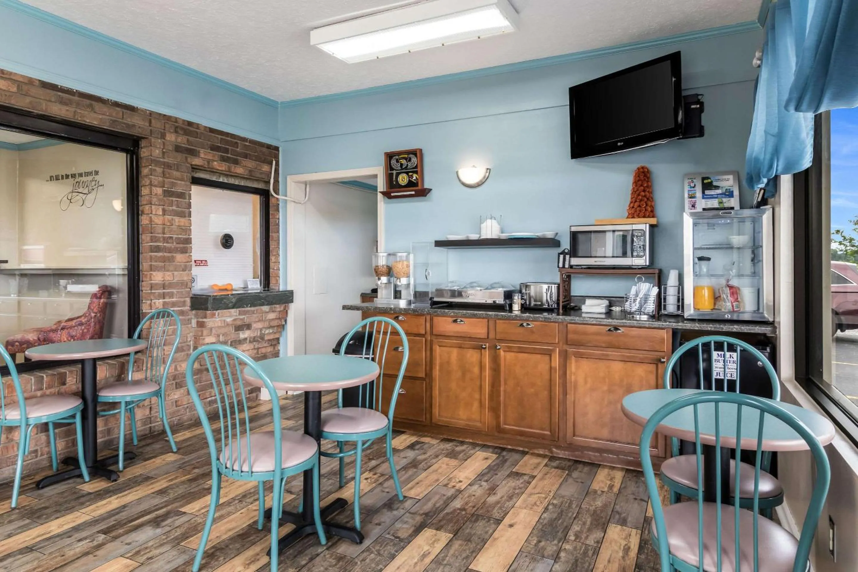 Restaurant/places to eat in Rodeway Inn Cadiz