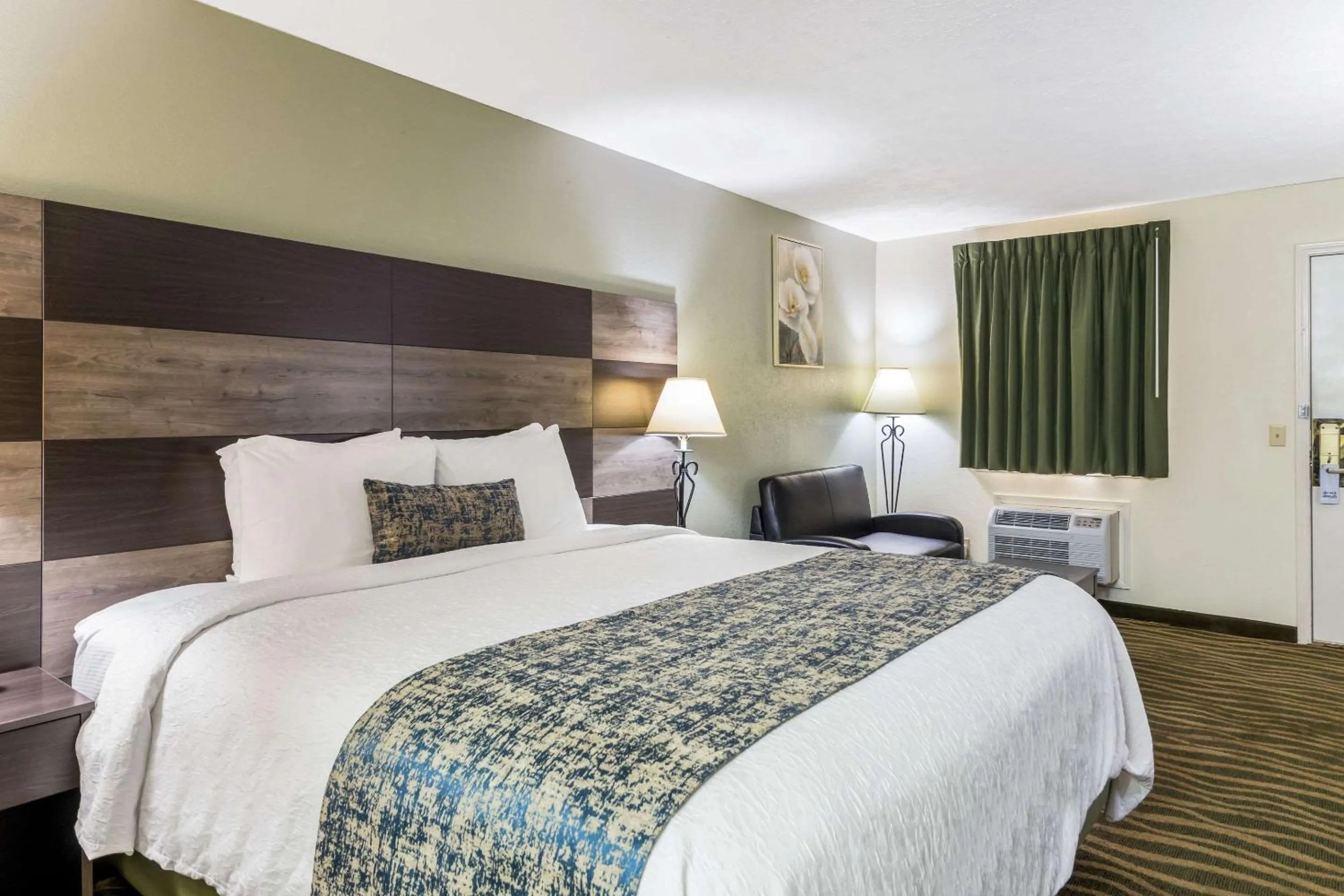 Photo of the whole room, Bed in Rodeway Inn Cadiz