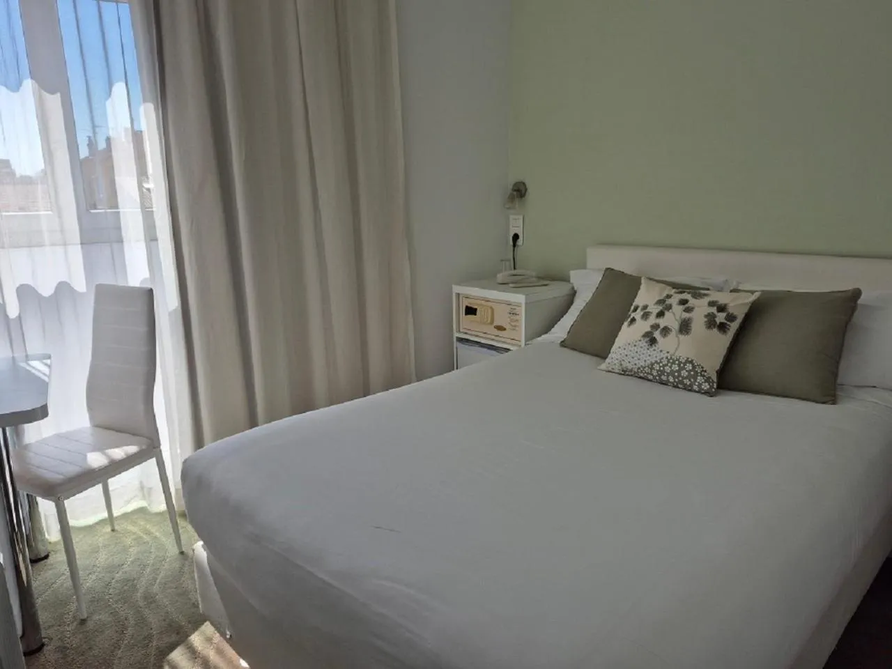 Photo of the whole room, Bed in Hôtel Ligure