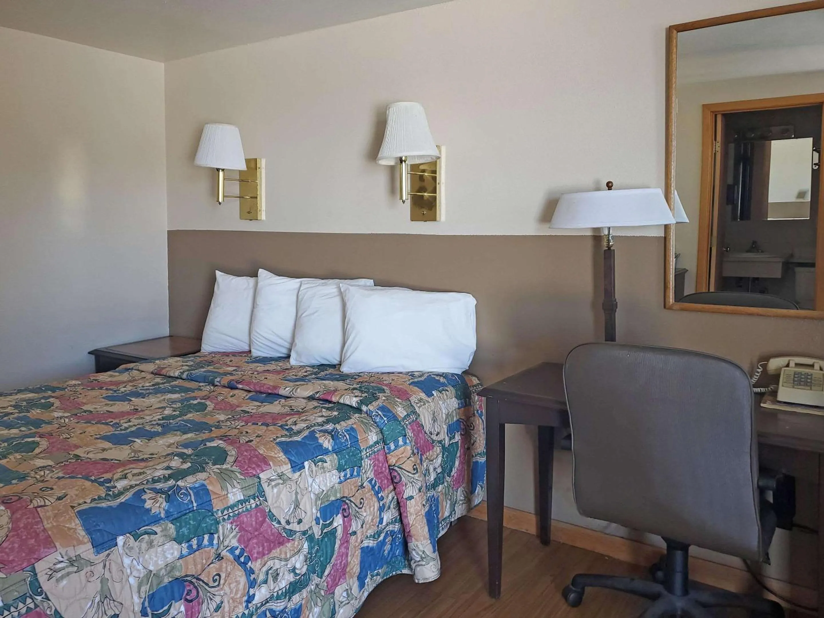 Bedroom, Bed in Rodeway Inn Buffalo