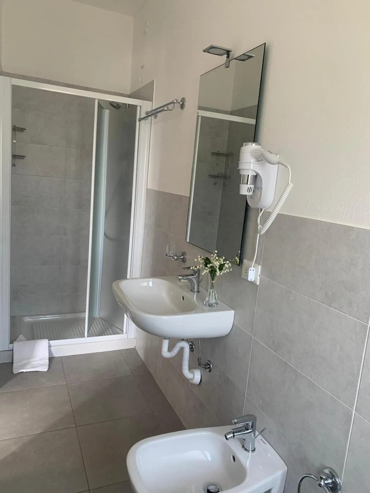 Shower in HOTEL LORENA