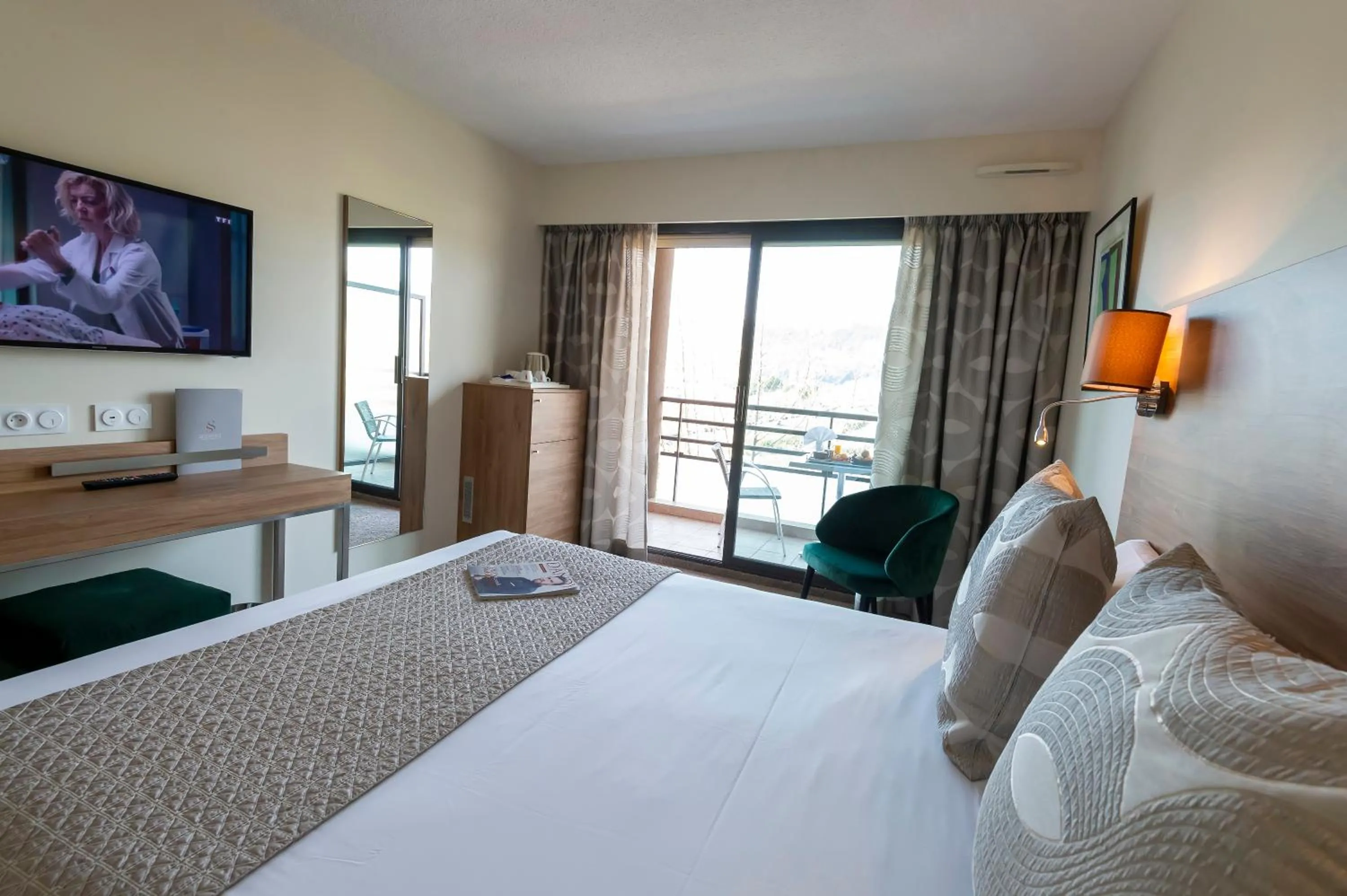 Balcony/Terrace, Bed in Servotel Saint-Vincent