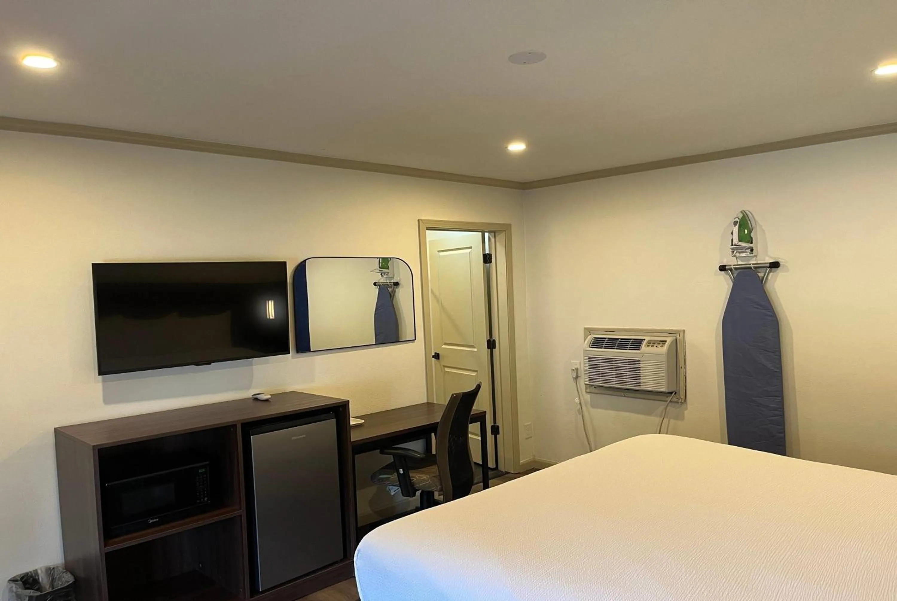 Photo of the whole room in Travelodge by Wyndham Bainbridge