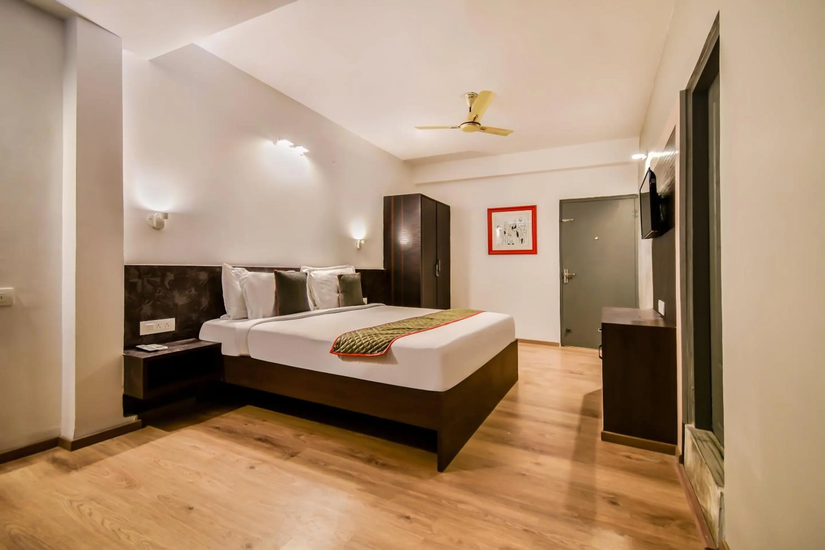 Bedroom in OYO Hotel Luxurs