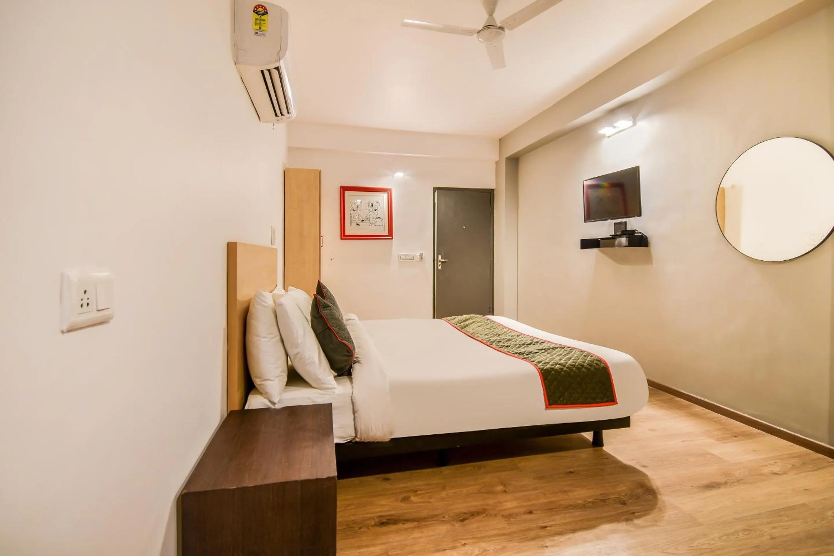 Bedroom in OYO Hotel Luxurs