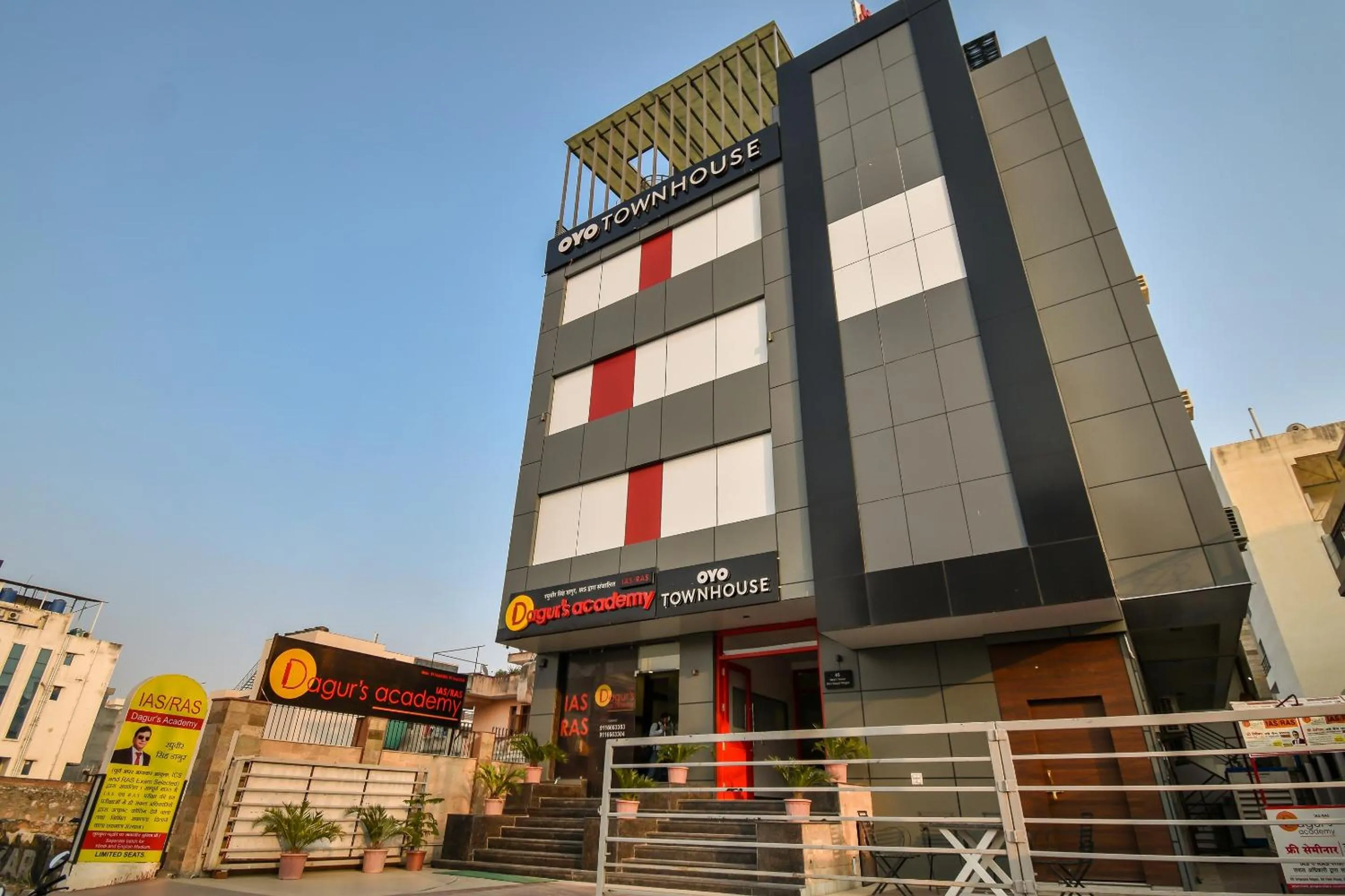 Facade/entrance in OYO Hotel Luxurs