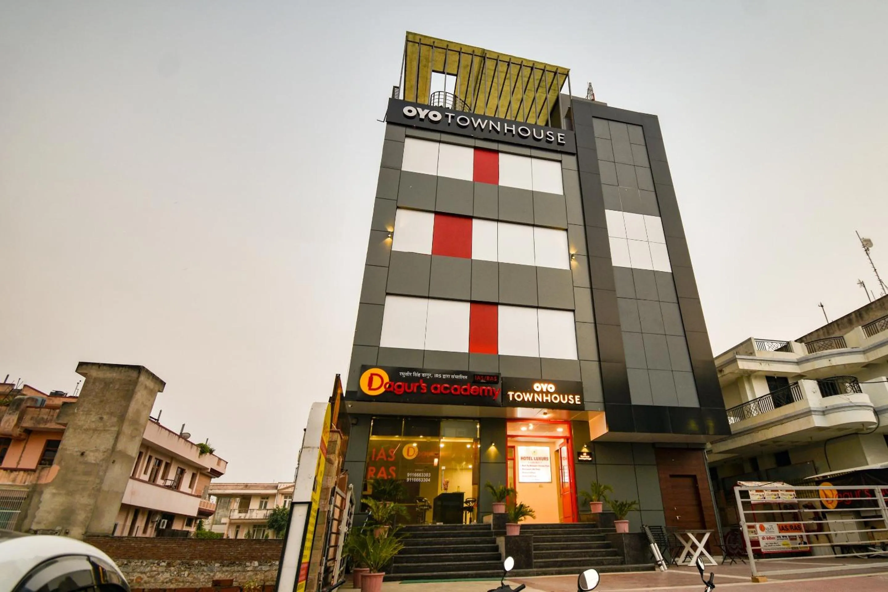 Facade/entrance in OYO Hotel Luxurs