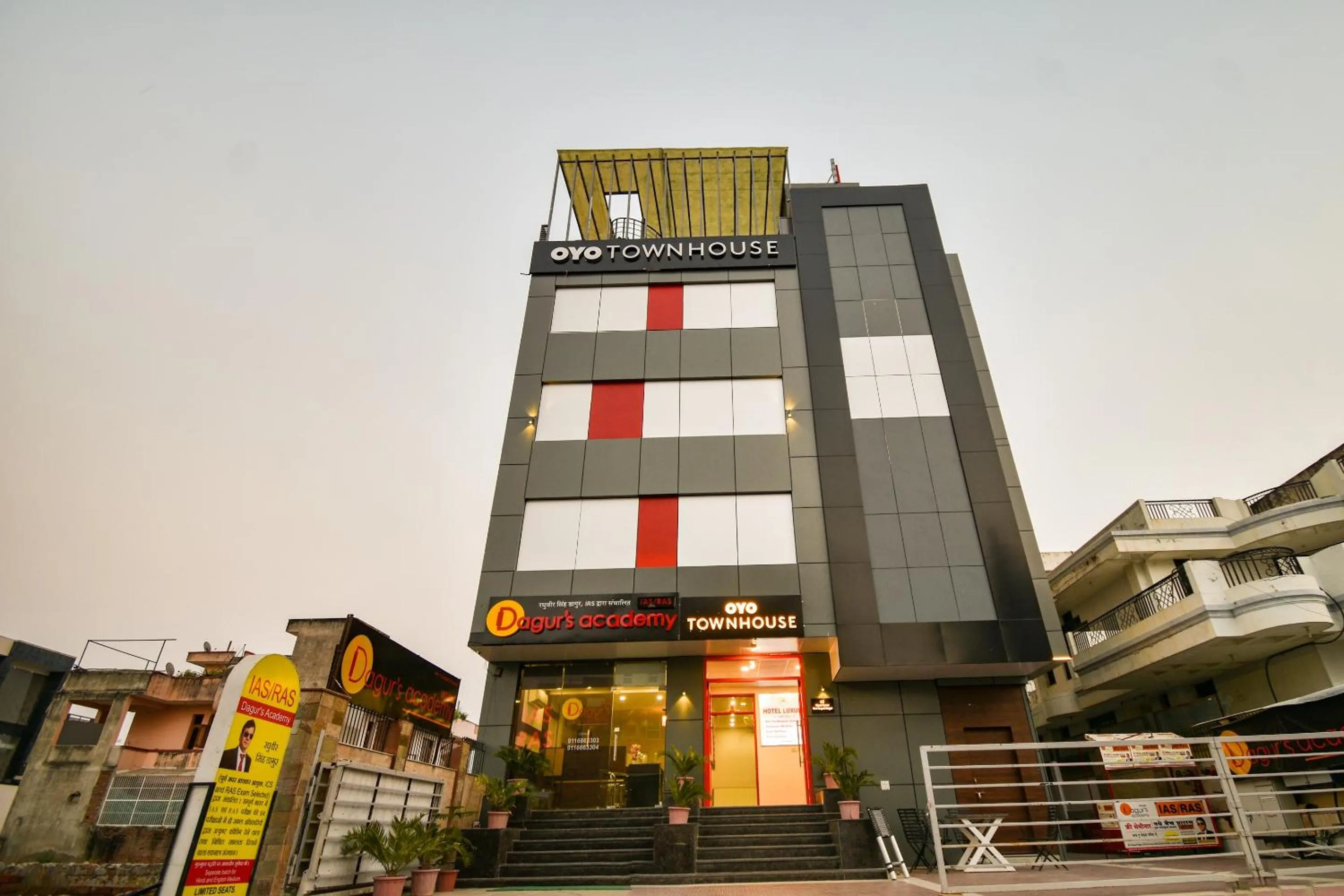 Facade/entrance in OYO Hotel Luxurs