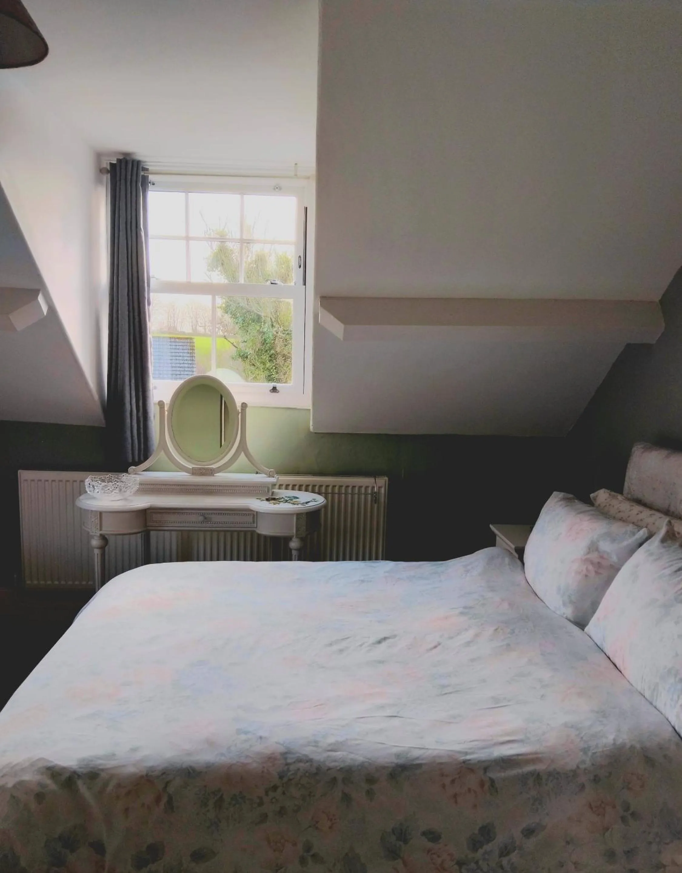 Bedroom, Bed in The Countryman Hotel