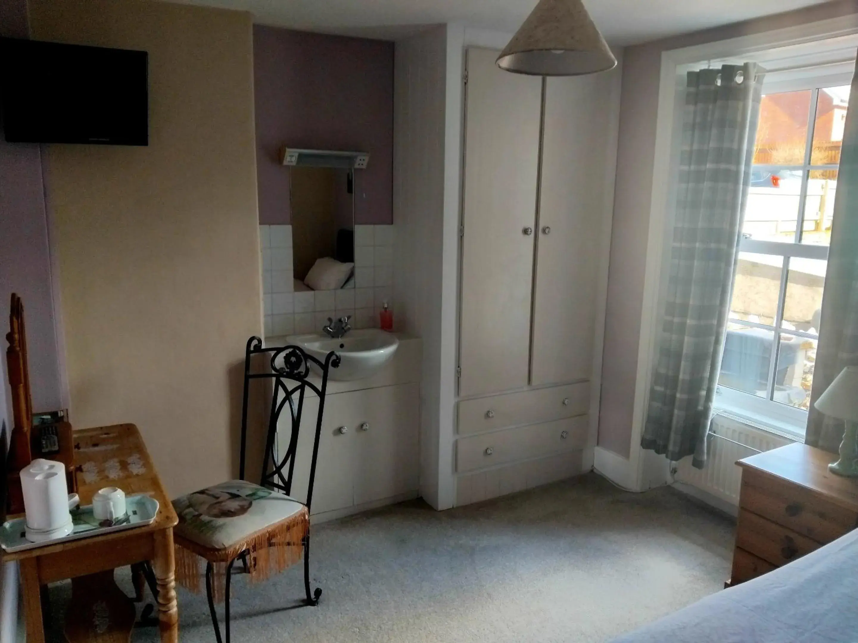 Single Room with Shared Bathroom - single occupancy in The Countryman Hotel Single Room with Shared Bathroom - single occupancy in The Countryman Hotel