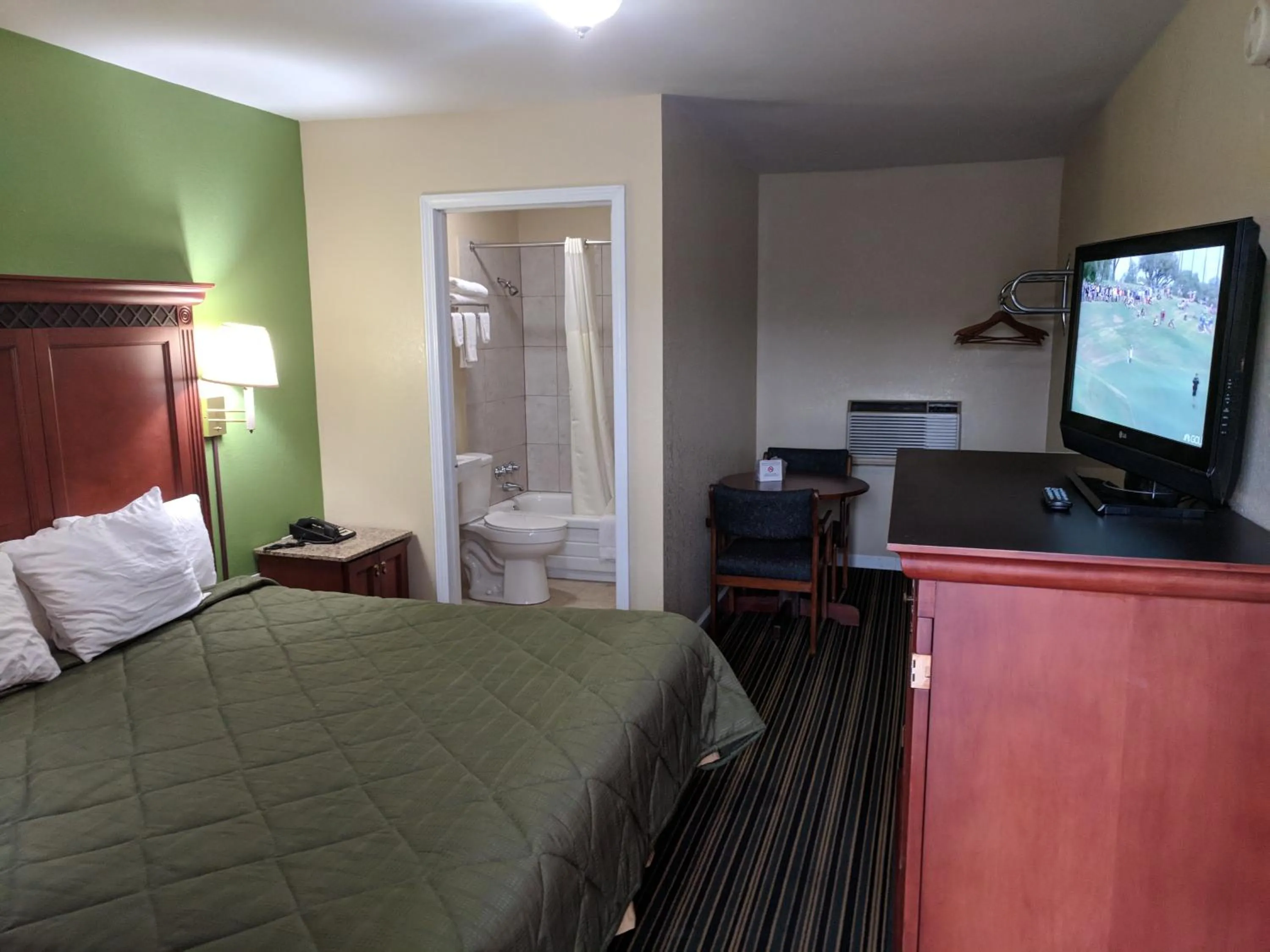 TV and multimedia, Bed in Benton Inn
