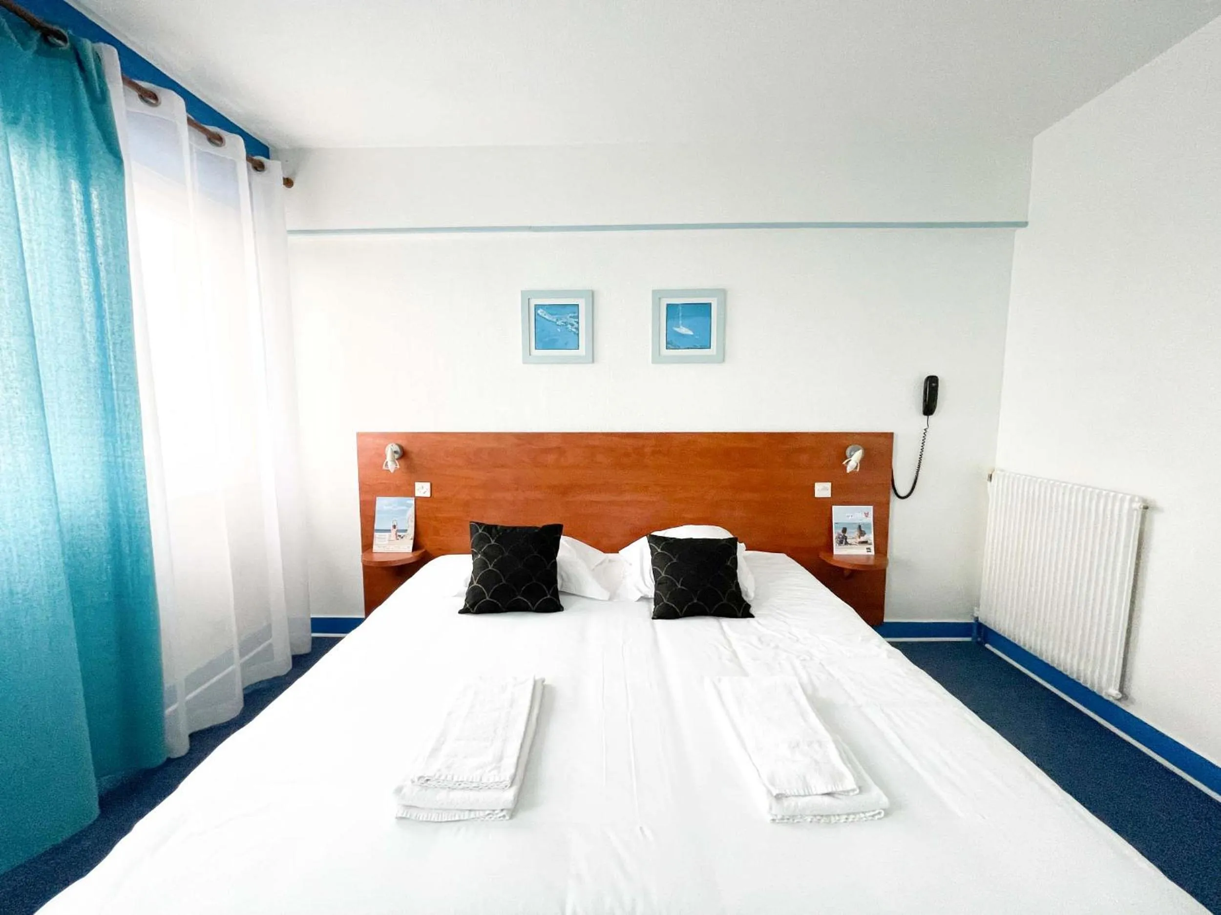 Photo of the whole room, Bed in Hotel les Alignements