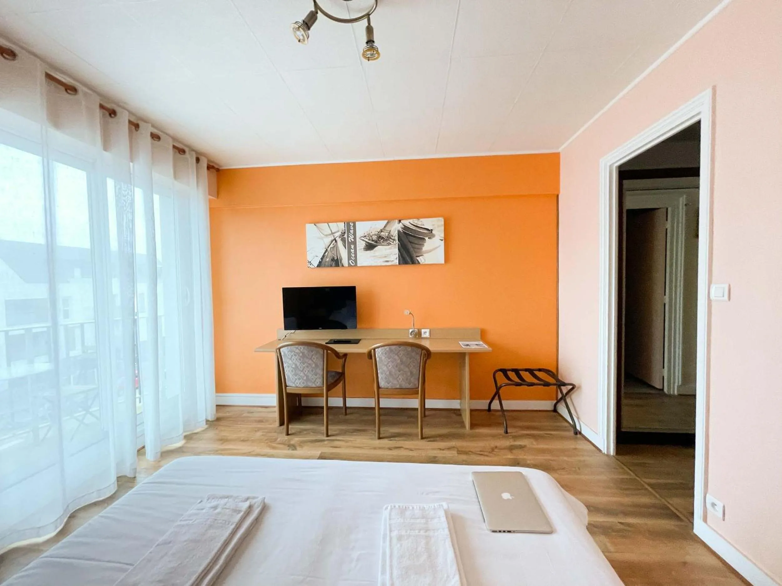 Photo of the whole room, Bed in Hotel les Alignements