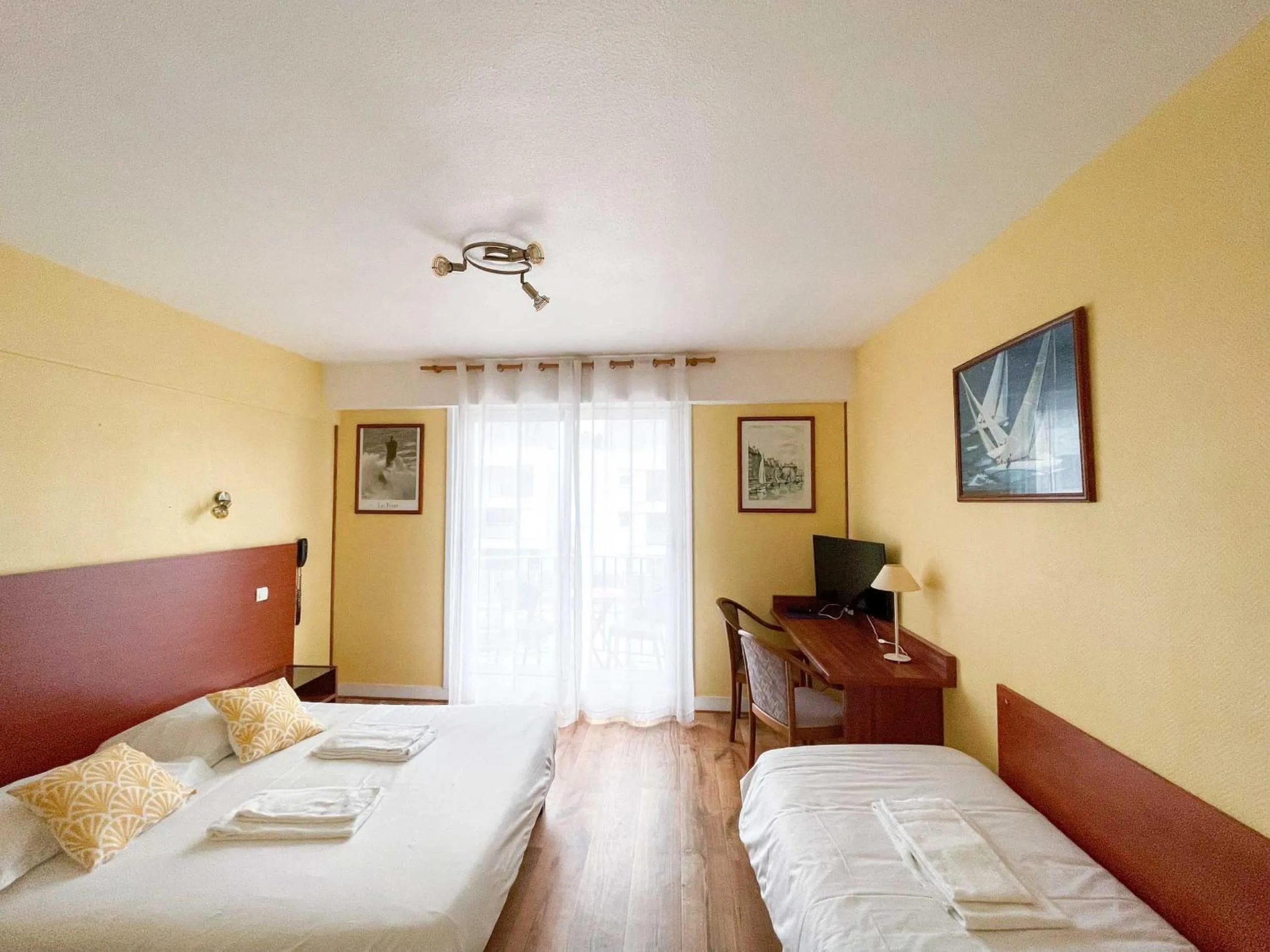 Photo of the whole room, Bed in Hotel les Alignements