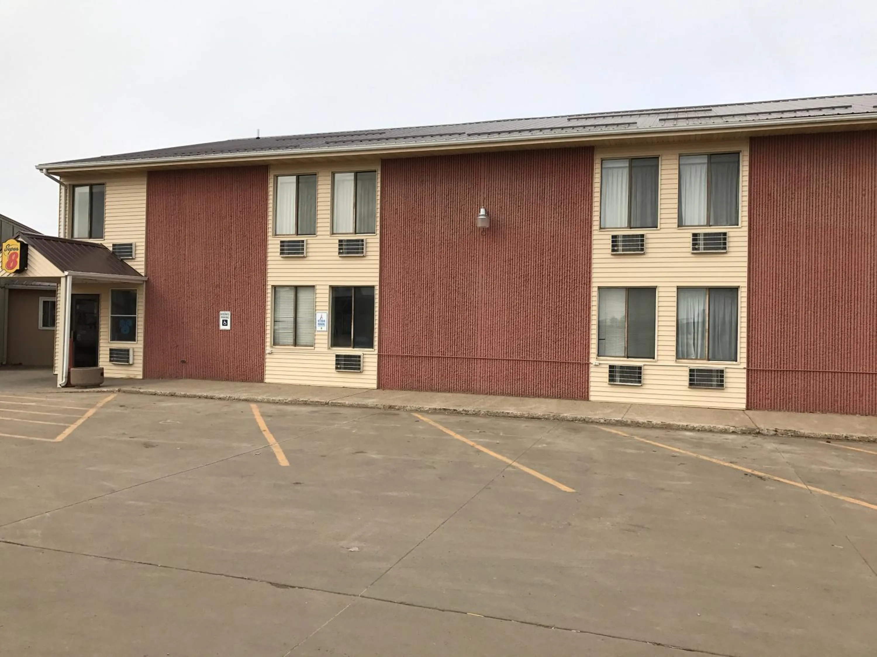 Facade/entrance in Super 8 by Wyndham Redfield