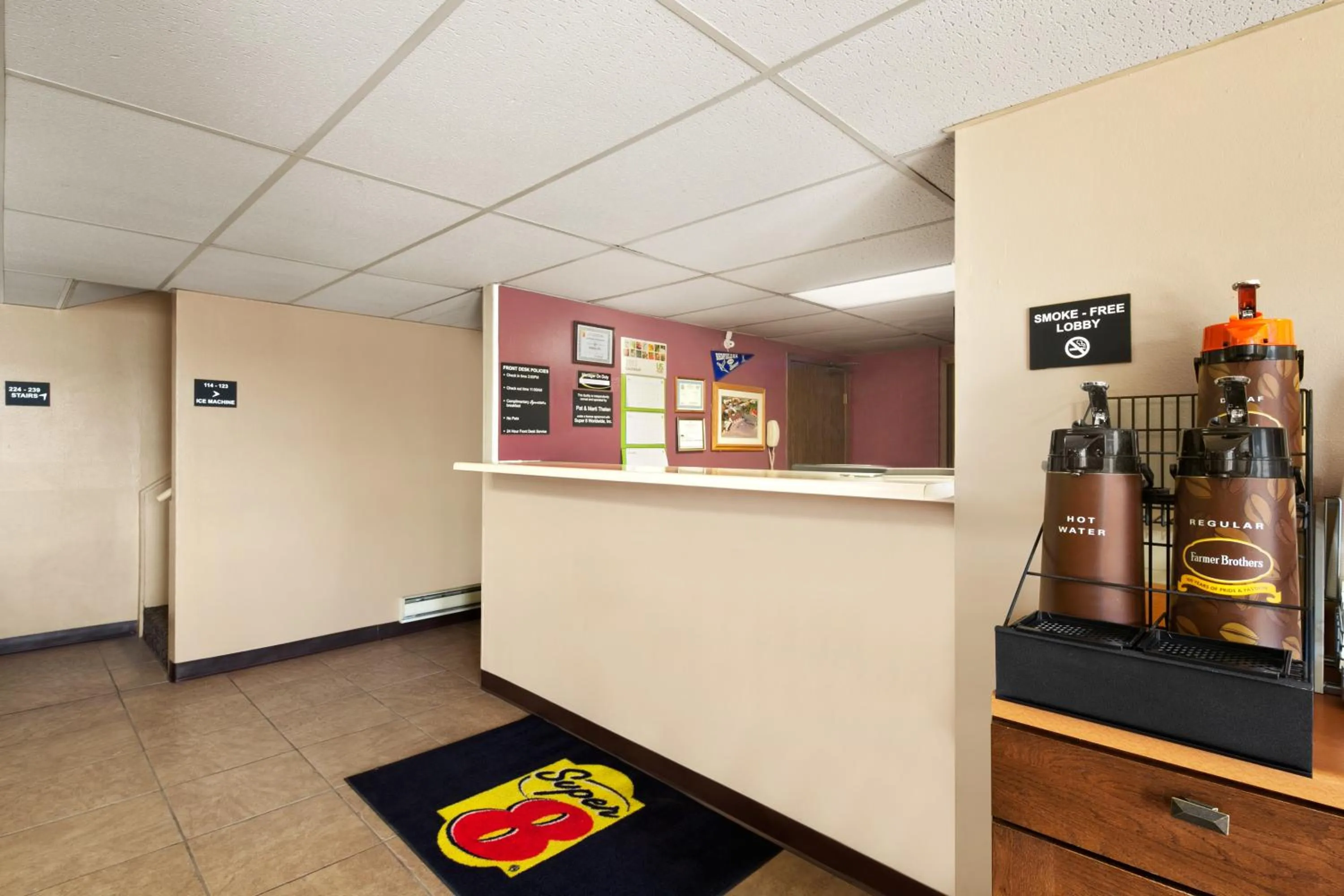 Lobby or reception in Super 8 by Wyndham Redfield