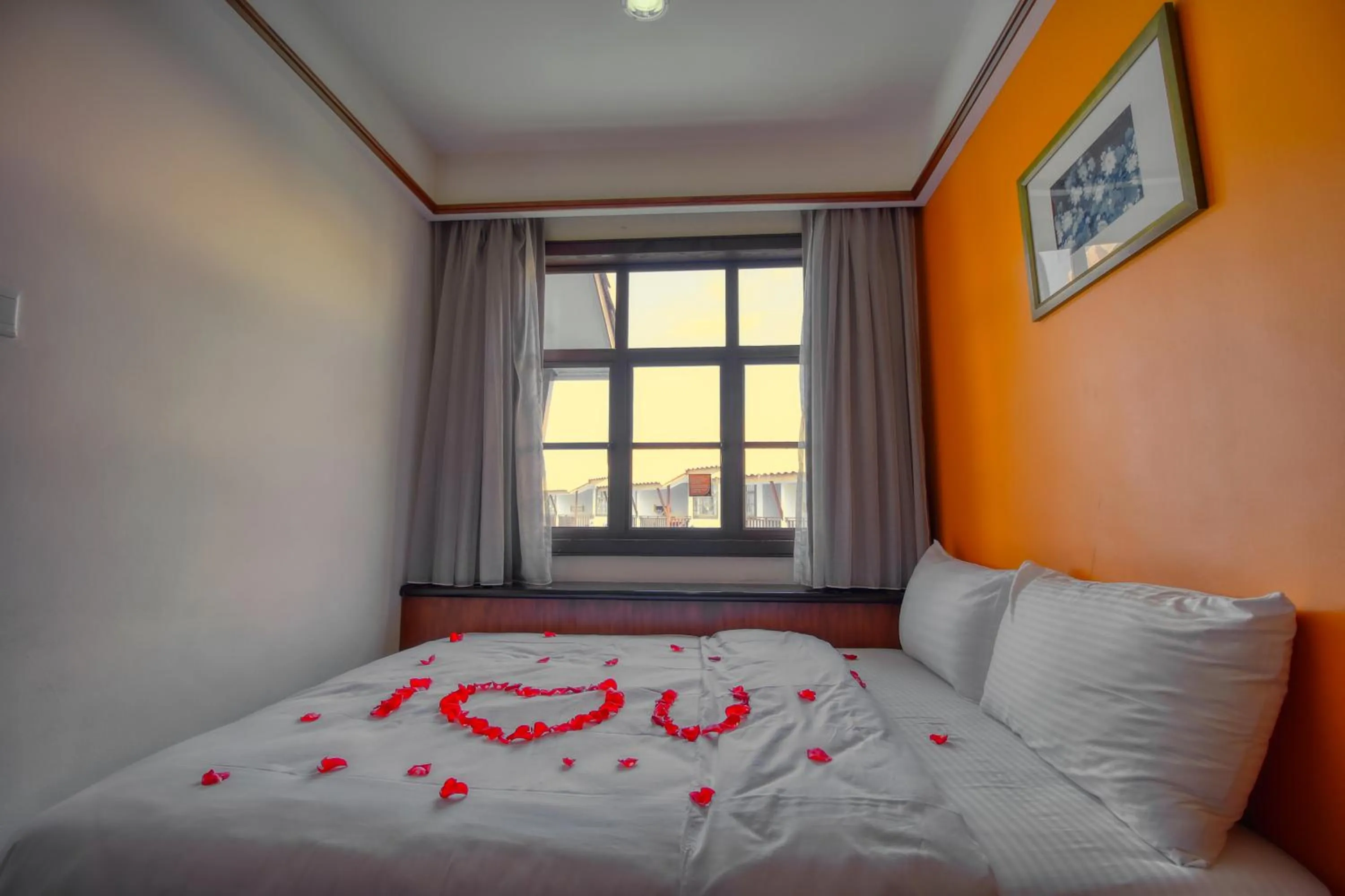 Bed in AlexaPD Private Water Chalets