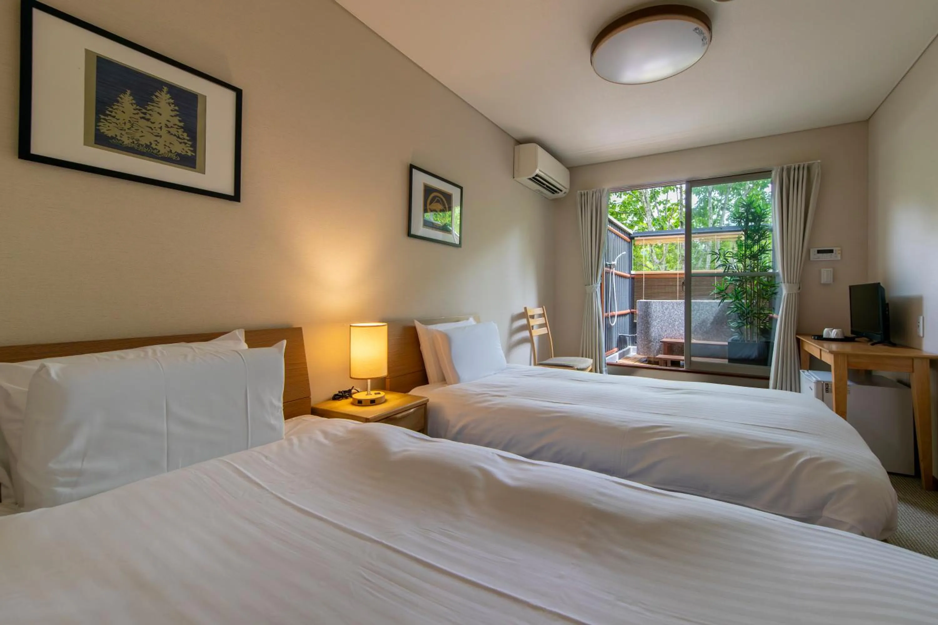 Photo of the whole room, Bed in Fujiyama Inn Conifer