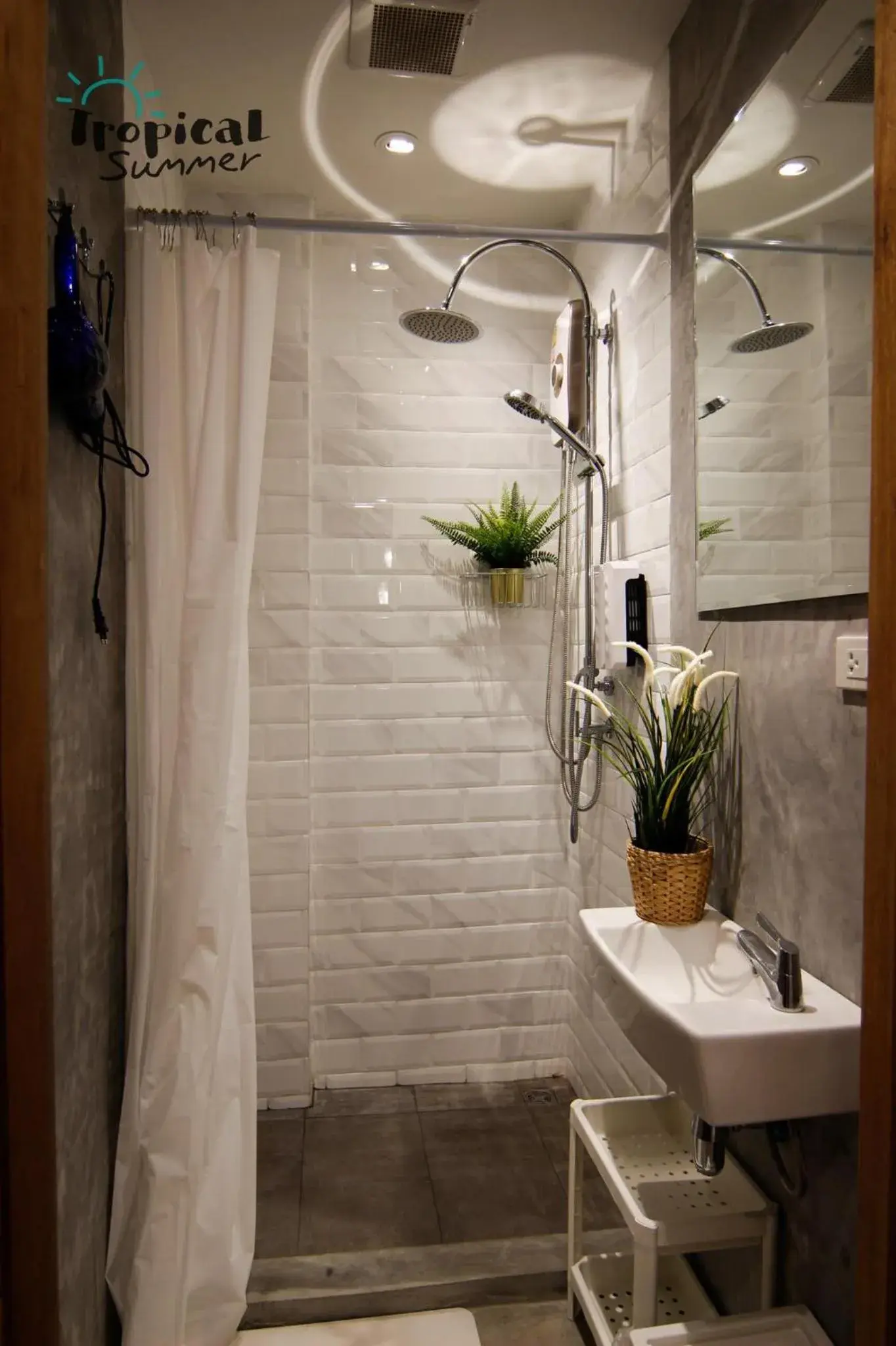 Family Room with Shared Bathroom in Tropical Summer Hostel Family Room with Shared Bathroom in Tropical Summer Hostel