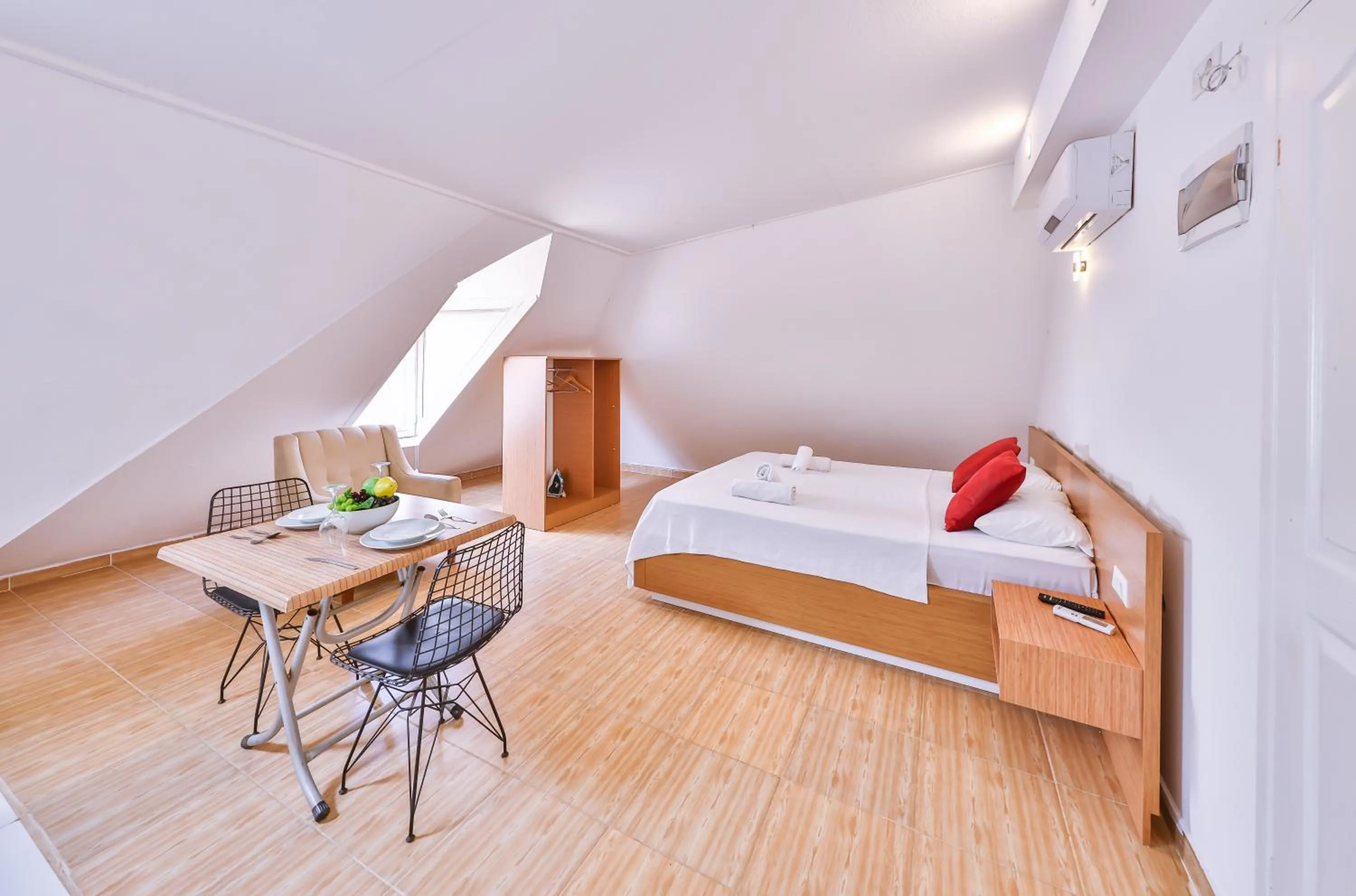 Seating area, Bed in 3 House Apart