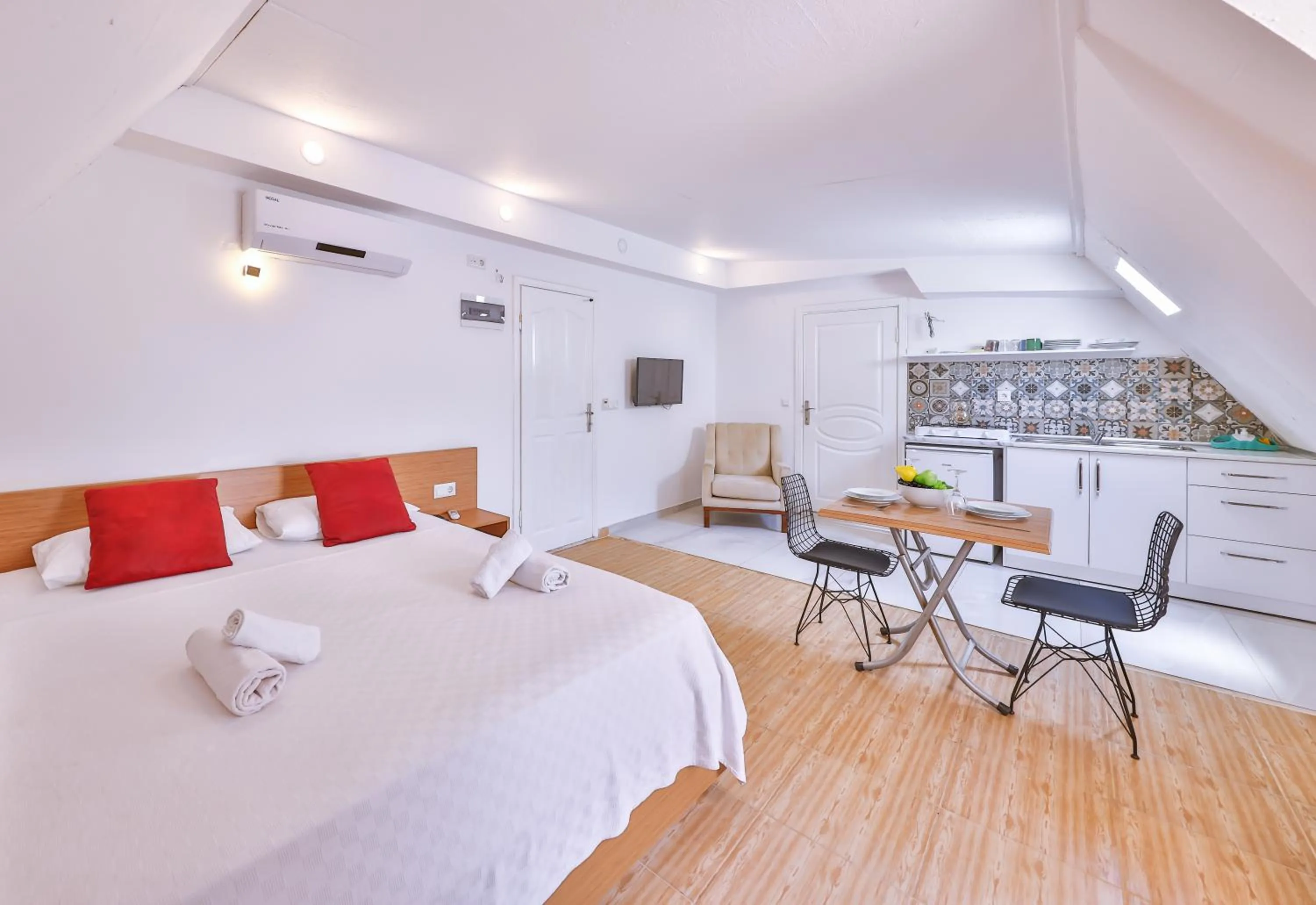 Seating area, Bed in 3 House Apart