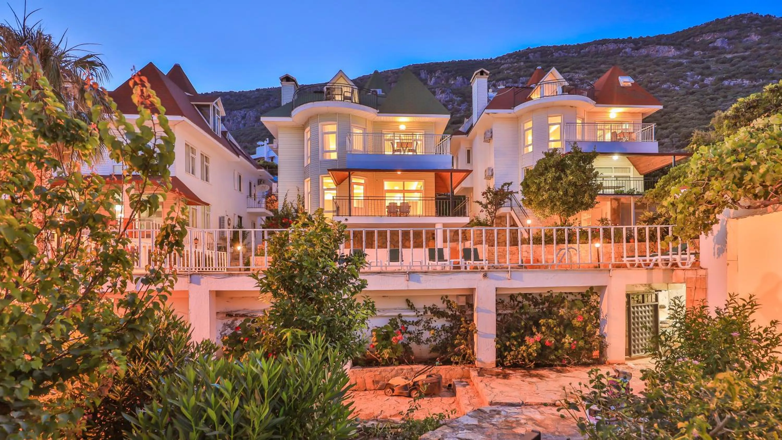 Property building in 3 House Apart