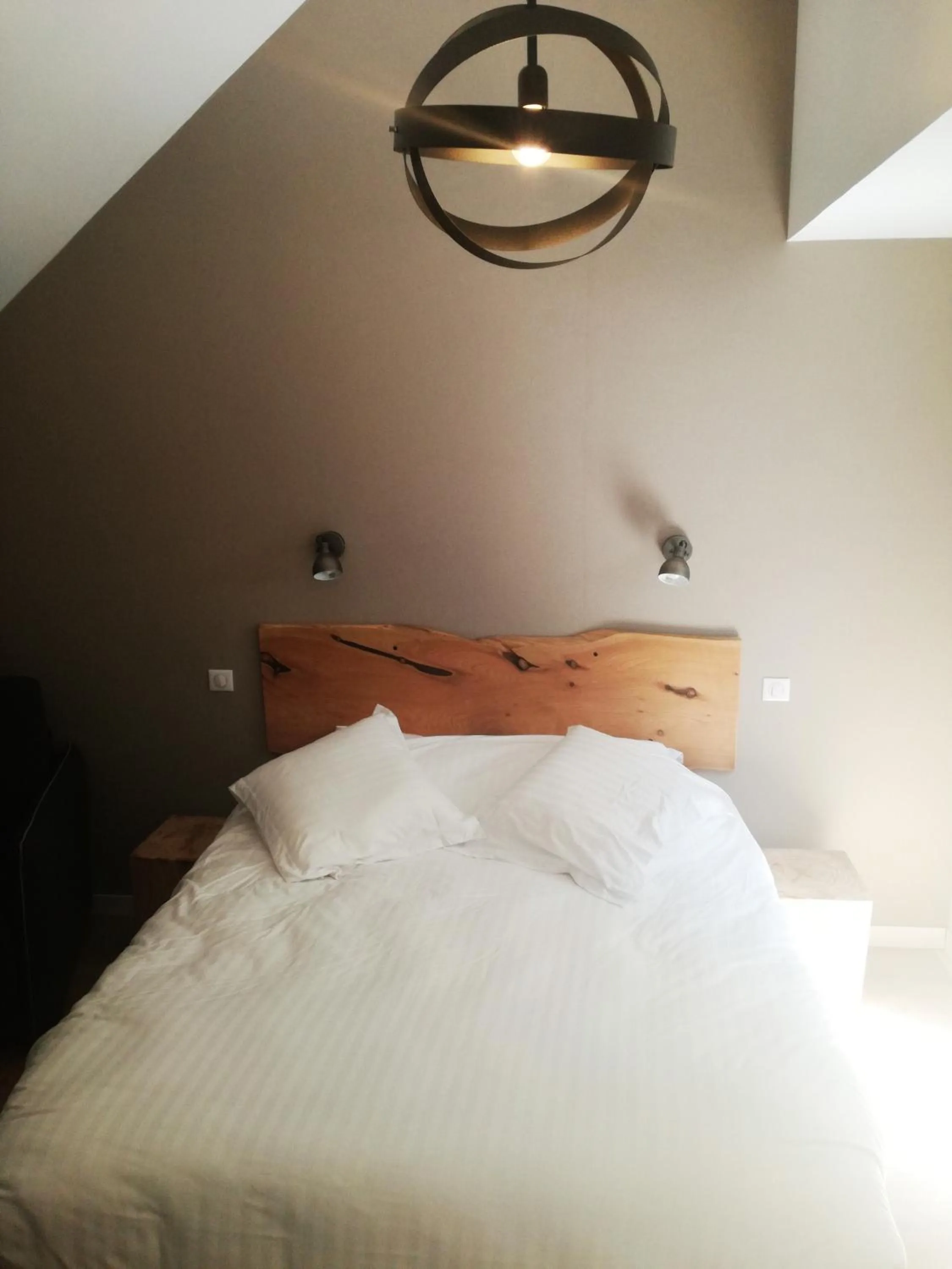 Bed in Logis Auberge de Pont Calleck