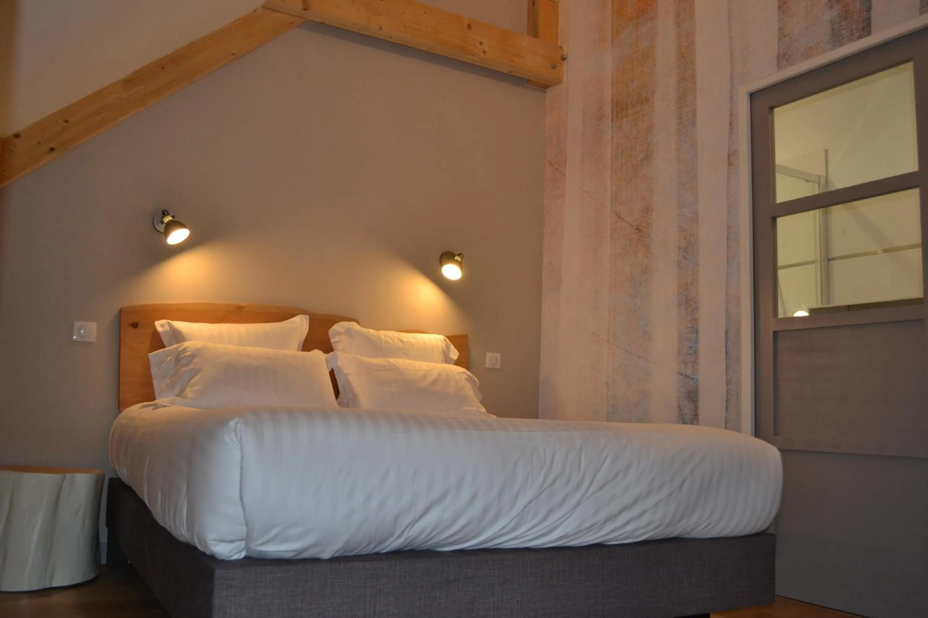 Bed in Logis Auberge de Pont Calleck