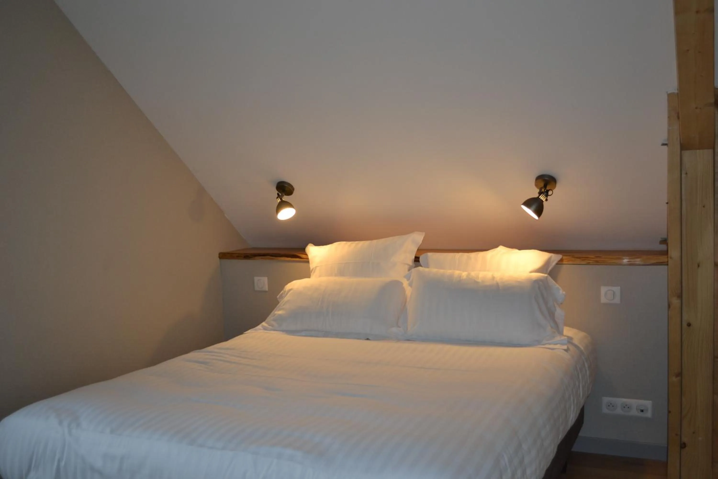 Bed in Logis Auberge de Pont Calleck