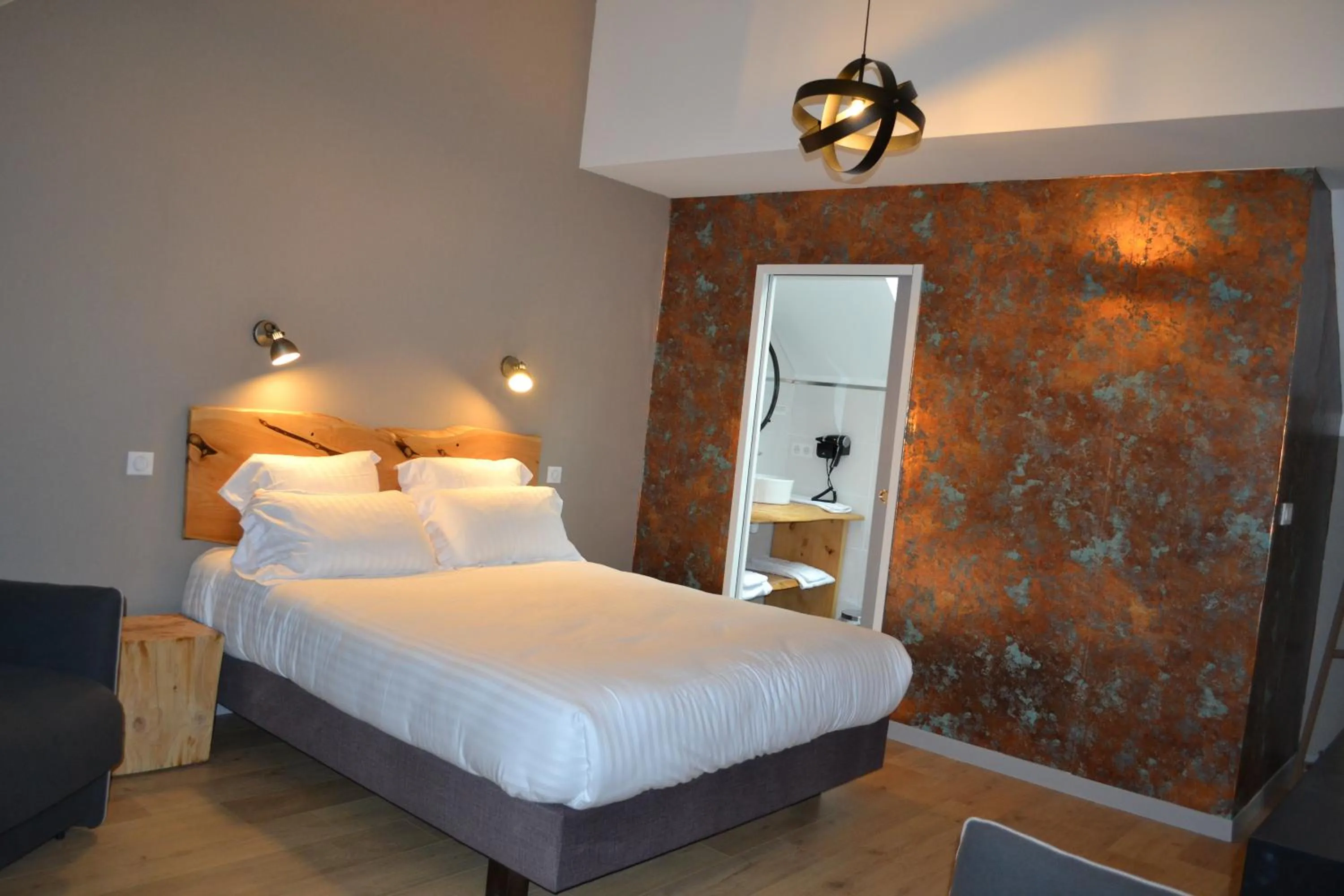 Bed in Logis Auberge de Pont Calleck