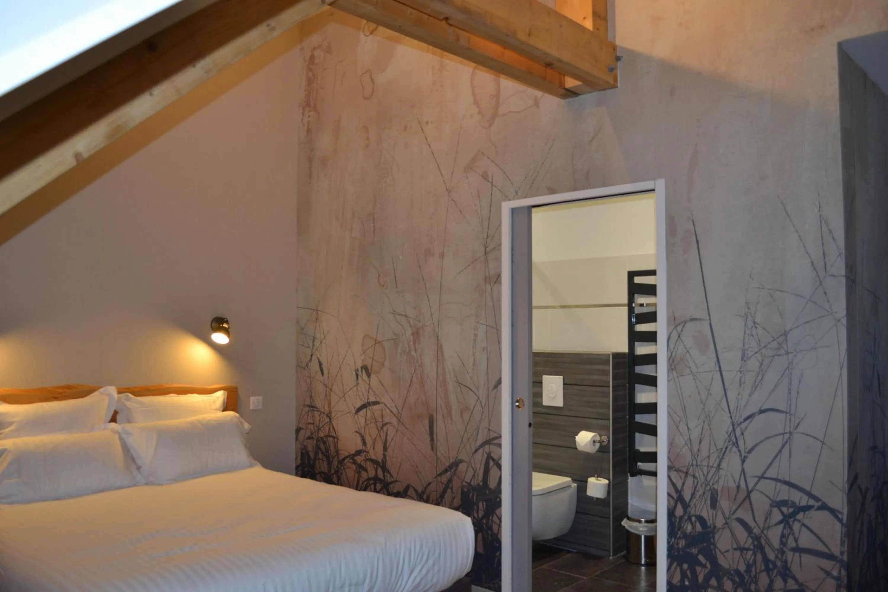 Bed in Logis Auberge de Pont Calleck