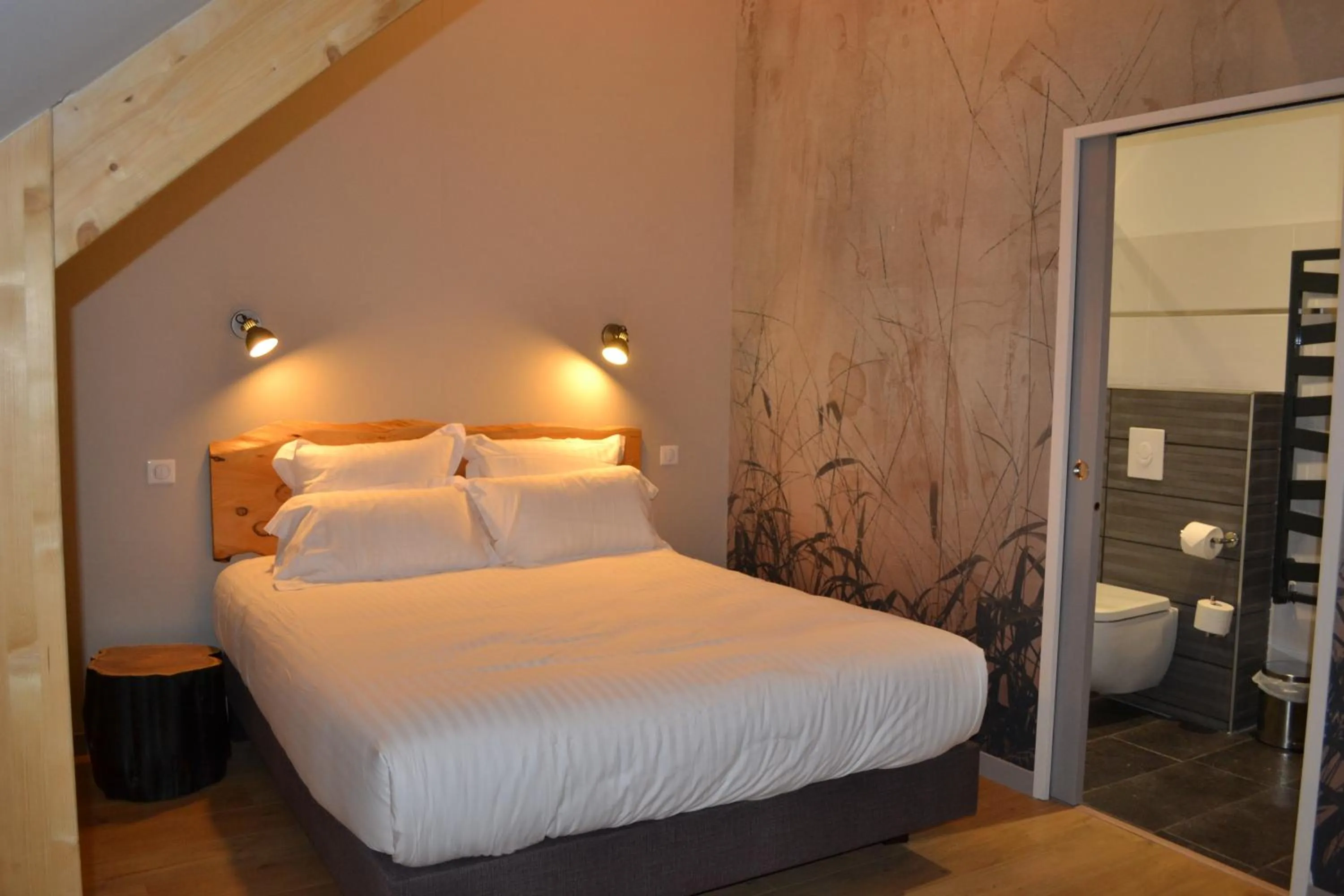 Bed in Logis Auberge de Pont Calleck