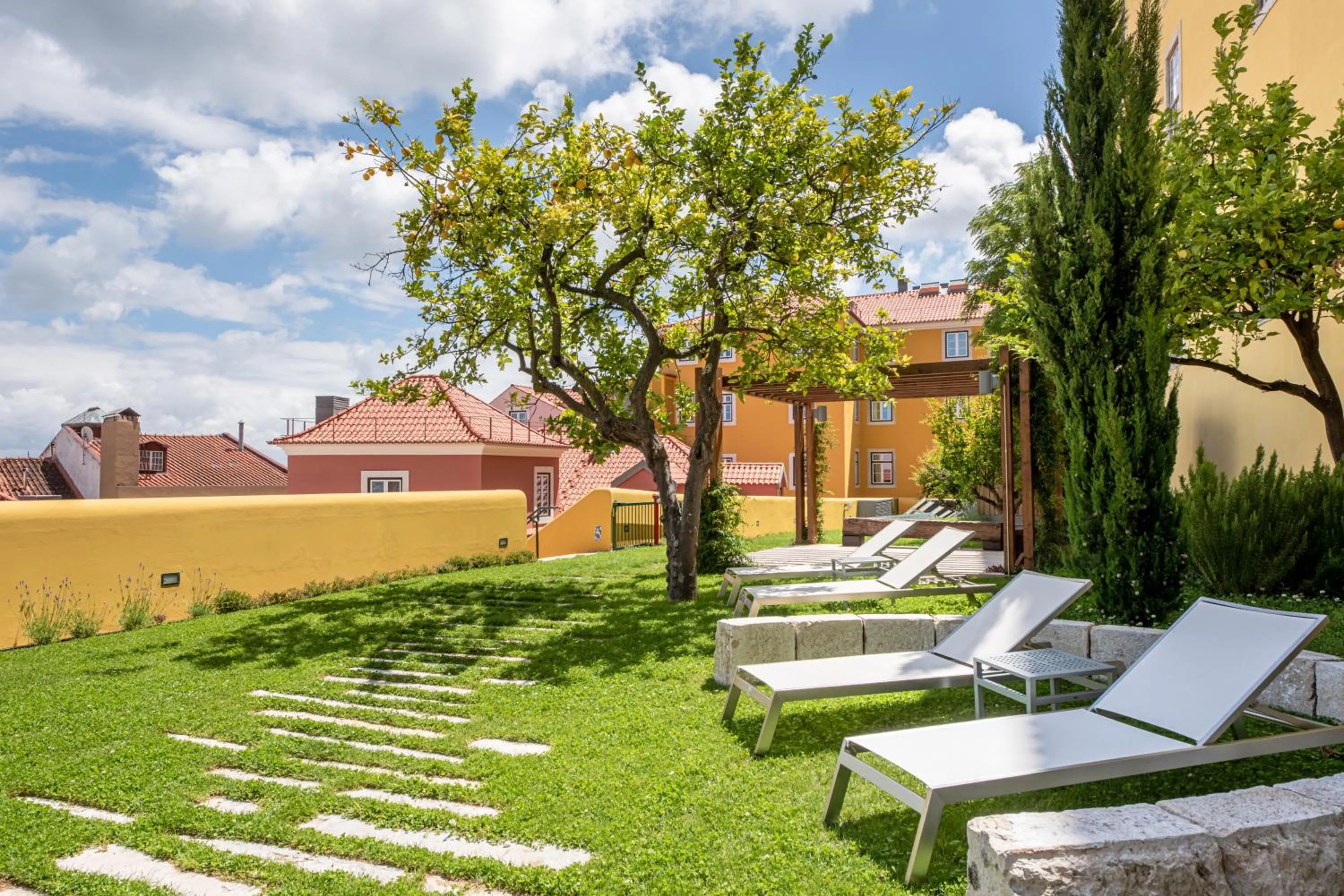 Garden in Tandem Palacio Alfama Apartments