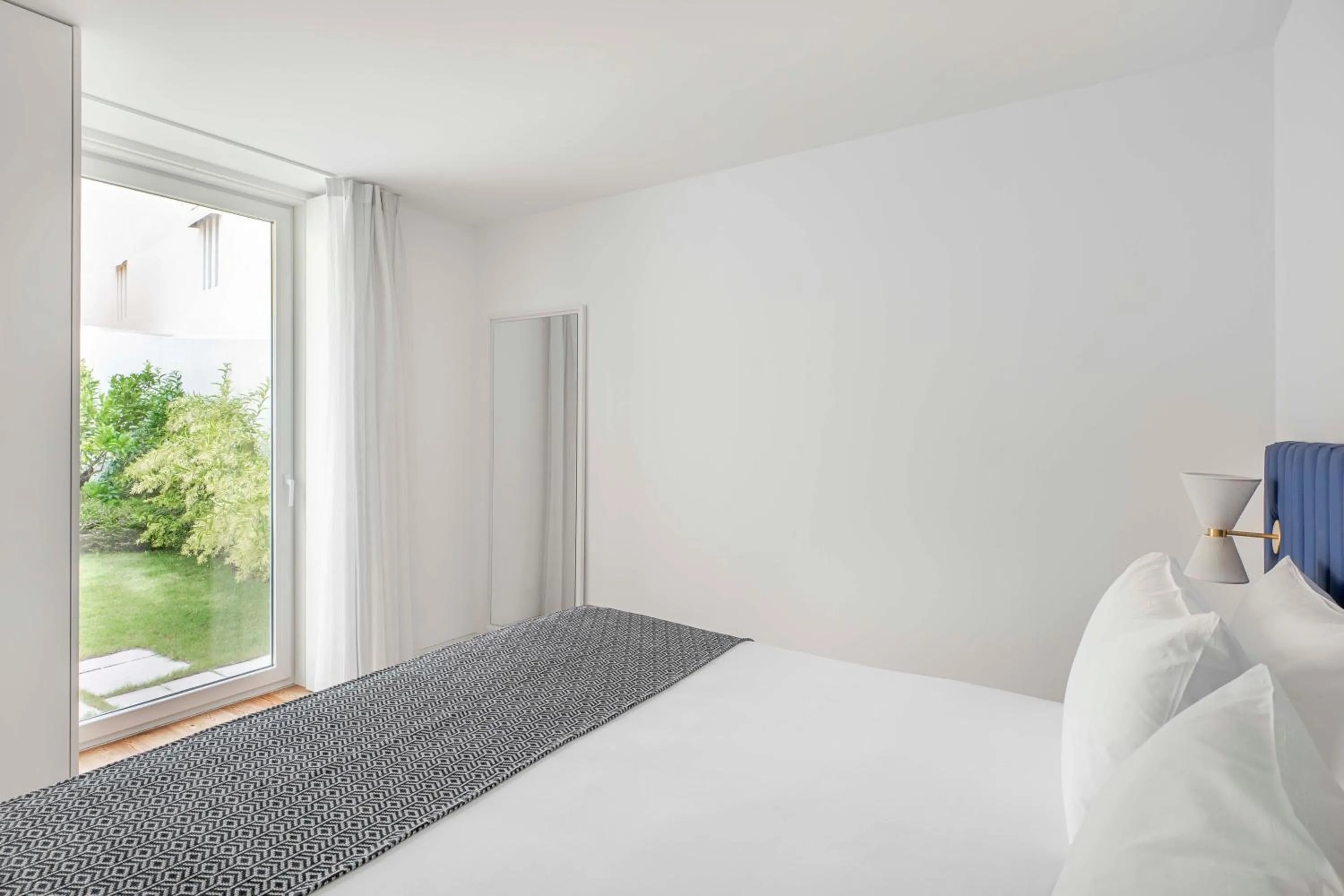 Inner courtyard view, Bed in Tandem Palacio Alfama Apartments