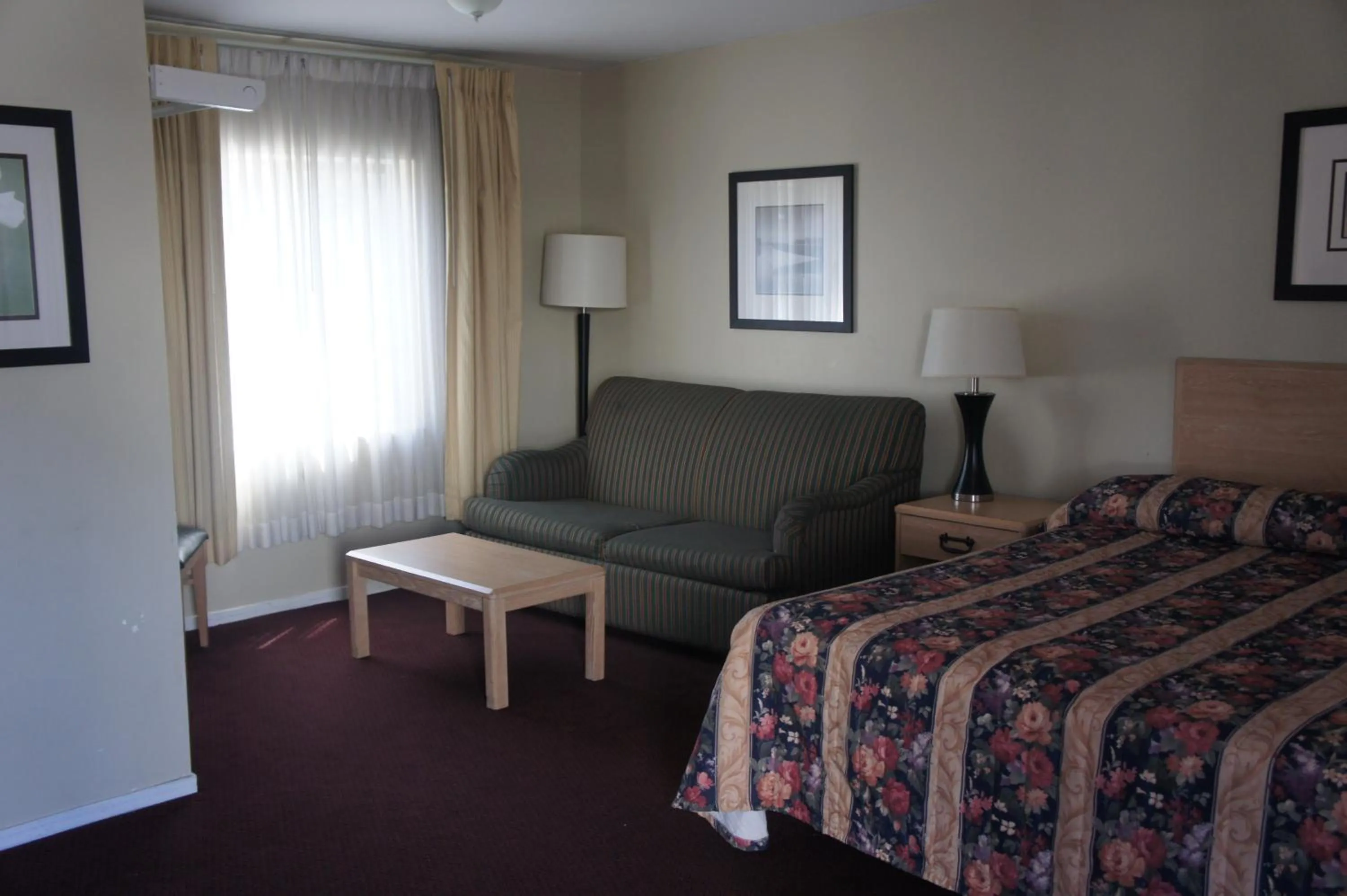 Photo of the whole room, Bed in Budget Inn
